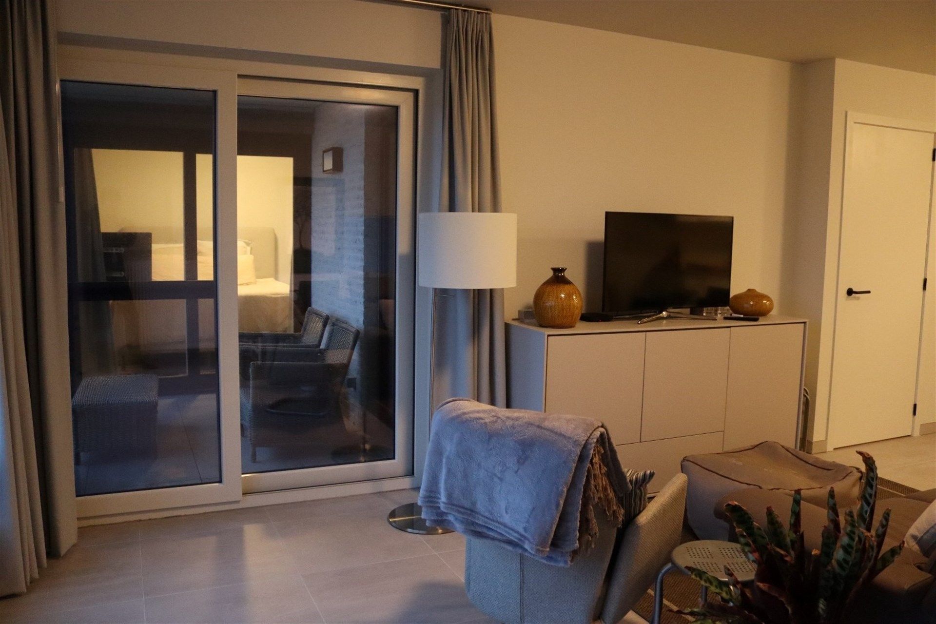 Rustig en recent gelegen appartement met terras en autostaanplaats. foto 9