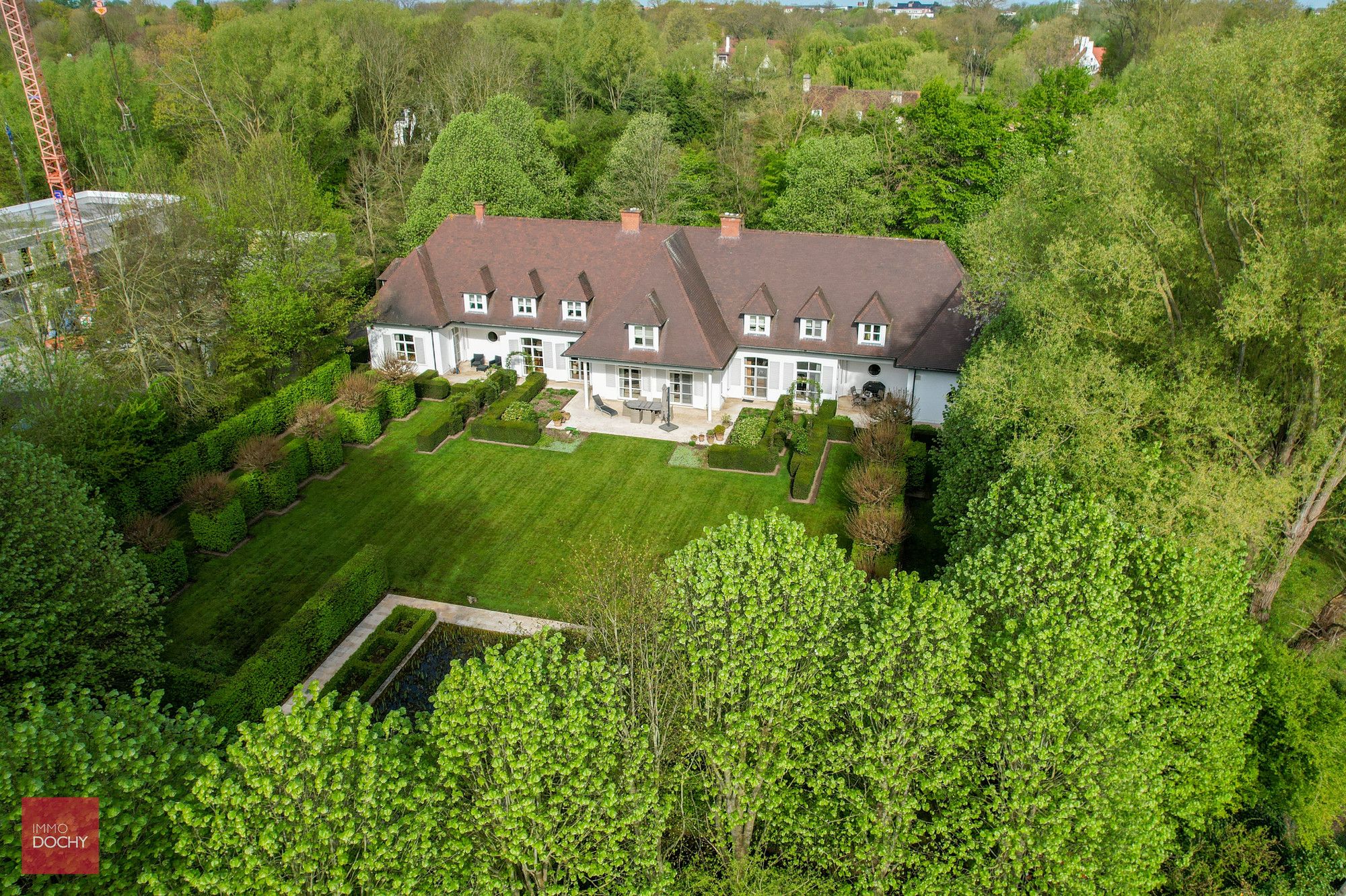 Zeer goed onderhouden ruime villa op ca. 4.000m² foto {{pictureIndex}}