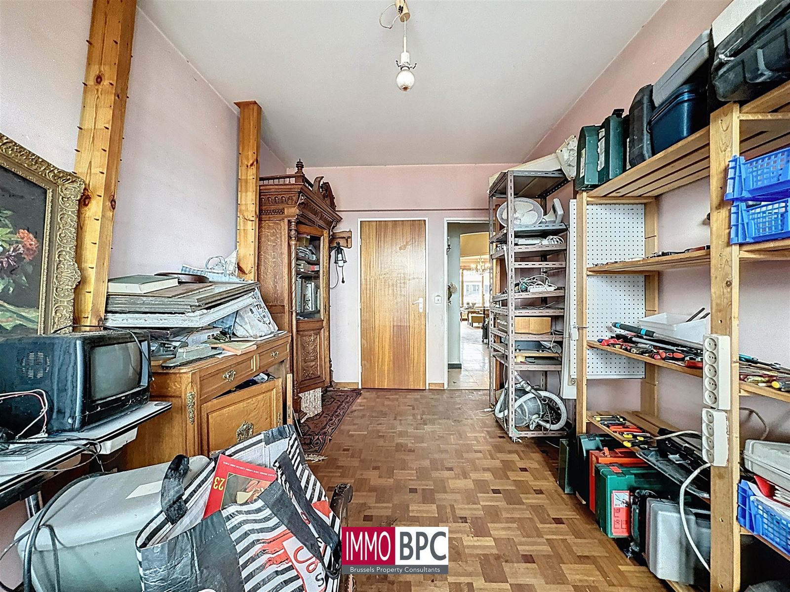 Ruim en lichtrijk appartement met 2 slaapkamers, terras en groot renovatiepotentieel in Koekelberg foto 14