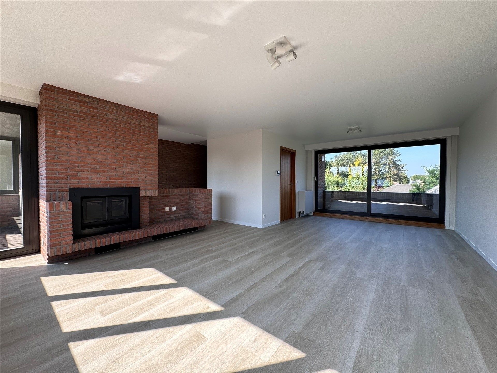 Gerenoveerd ruim appartement met tuin en garage gelegen in de wijk “Het Westveld”. foto 9