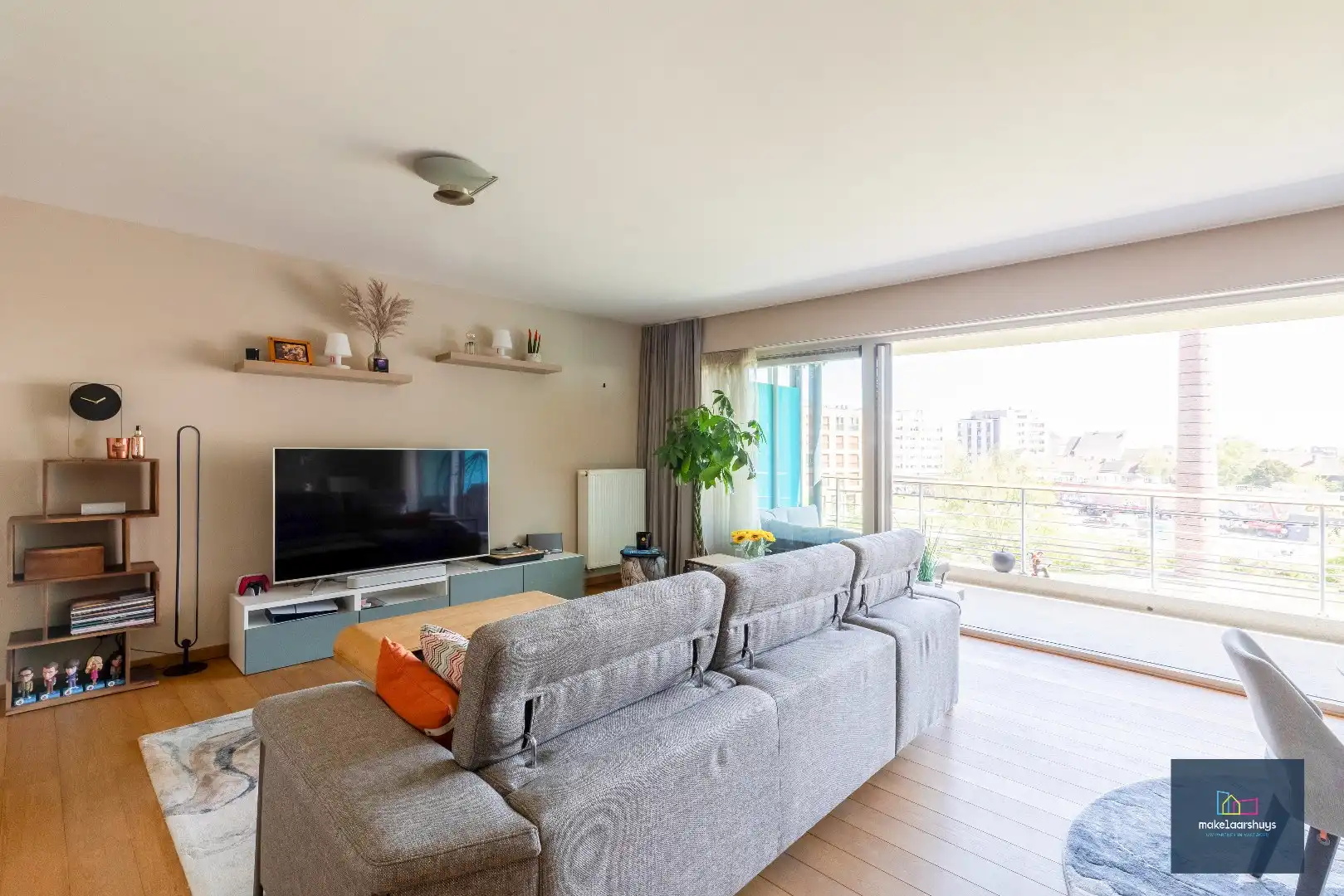 Stijlvol 2 slpk. appartement met ruim terras en staanplaats foto 10