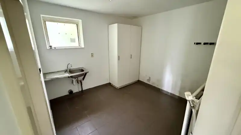 --- NOUVEAU --- Bungalow quatre façades avec 2 chambres, garage et grand jardin dans un environnement verdoyant. foto 12
