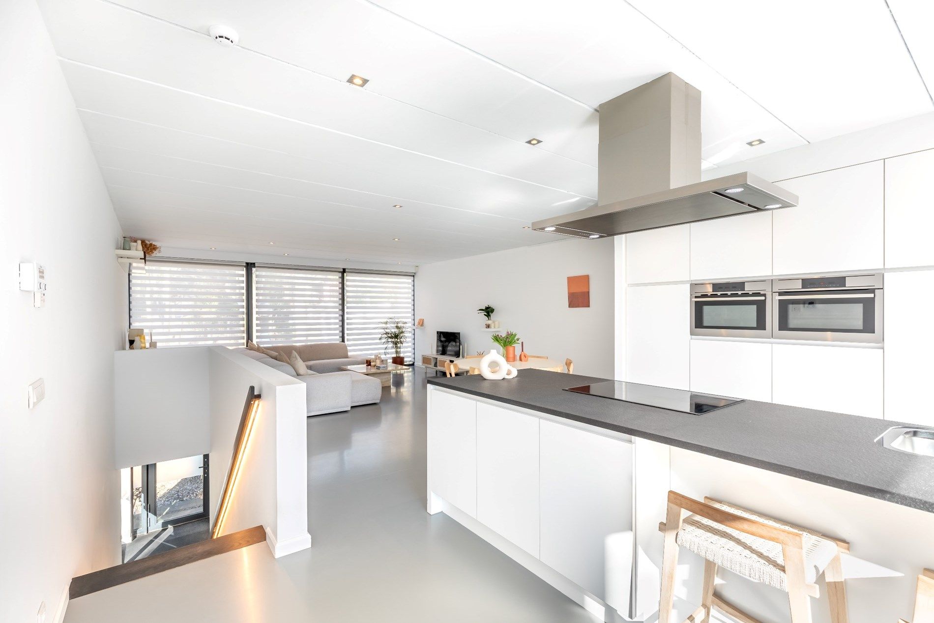 Architecturale woning in bosrijke omgeving. foto {{pictureIndex}}