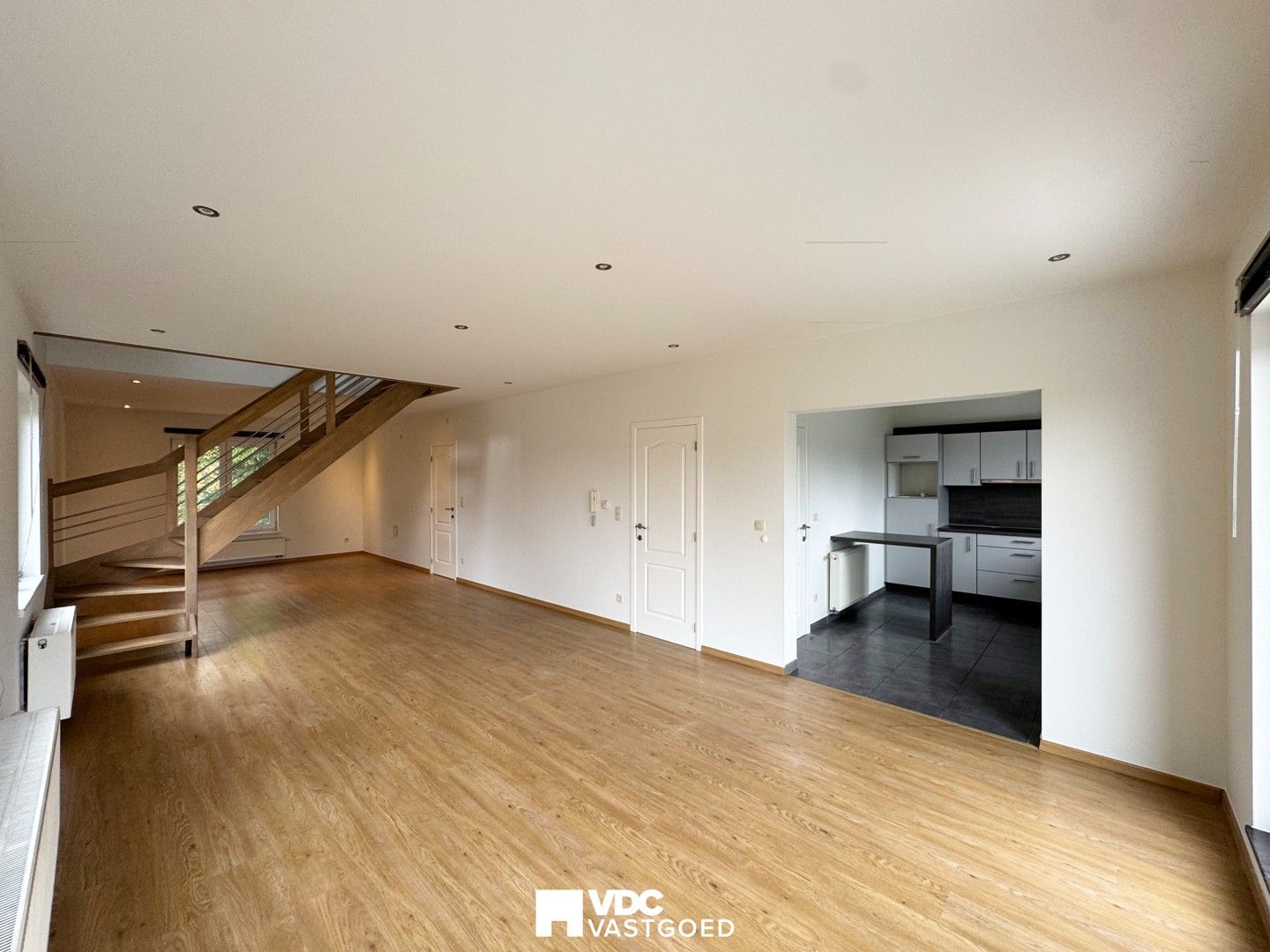 Zeer mooi en ruim duplex-appartement met 4 slaapkamers en groot terras in groene omgeving foto {{pictureIndex}}