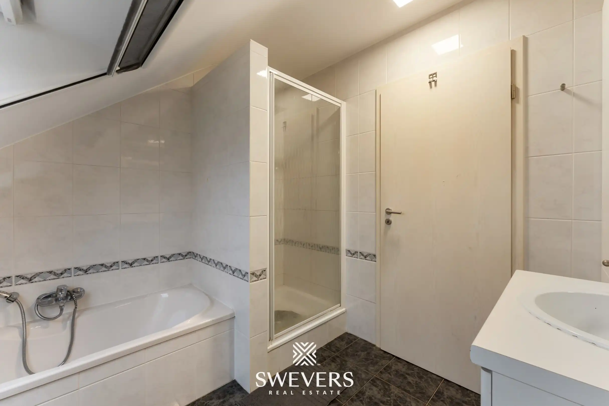 Opbrengsteigendom met handelspand, ruim appartement en uitbreidingspotentieel in hartje Heusden-Zolder foto 38