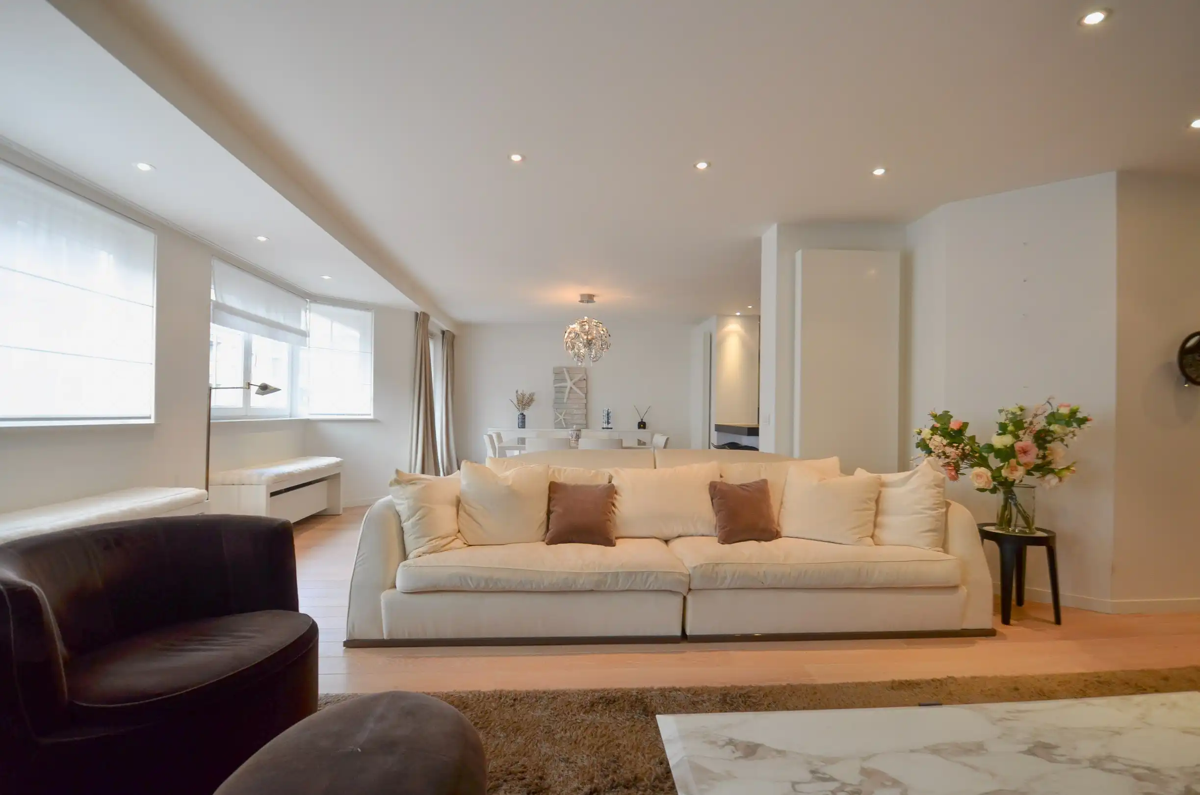 Topaanbieding – Uitzonderlijk ruim appartement in stijlvolle residentie. foto {{pictureIndex}}