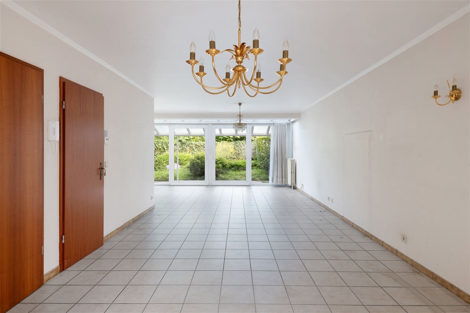 Lichtrijke woning met tuin en garage foto 3