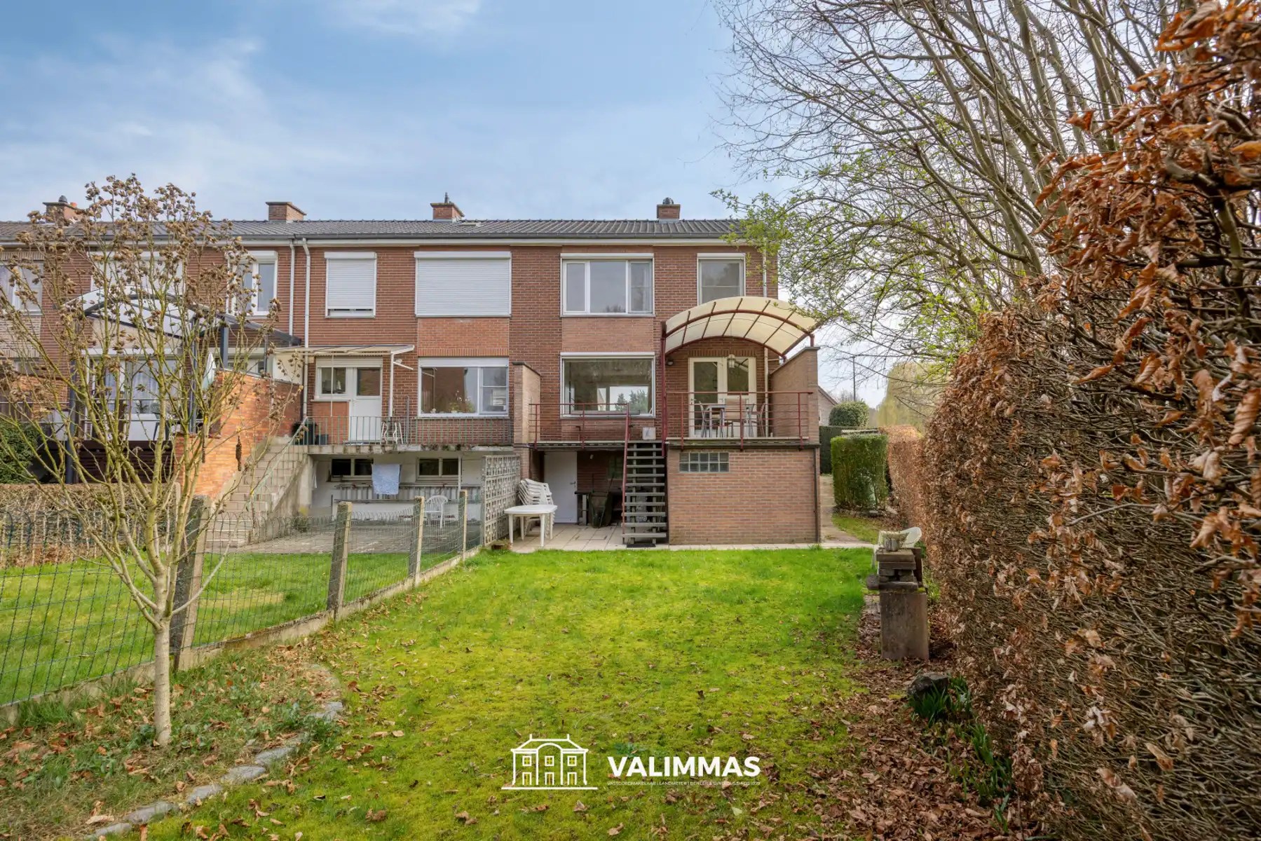 Welgelegen en verzorgde driegevelwoning met garage en tuin foto 12