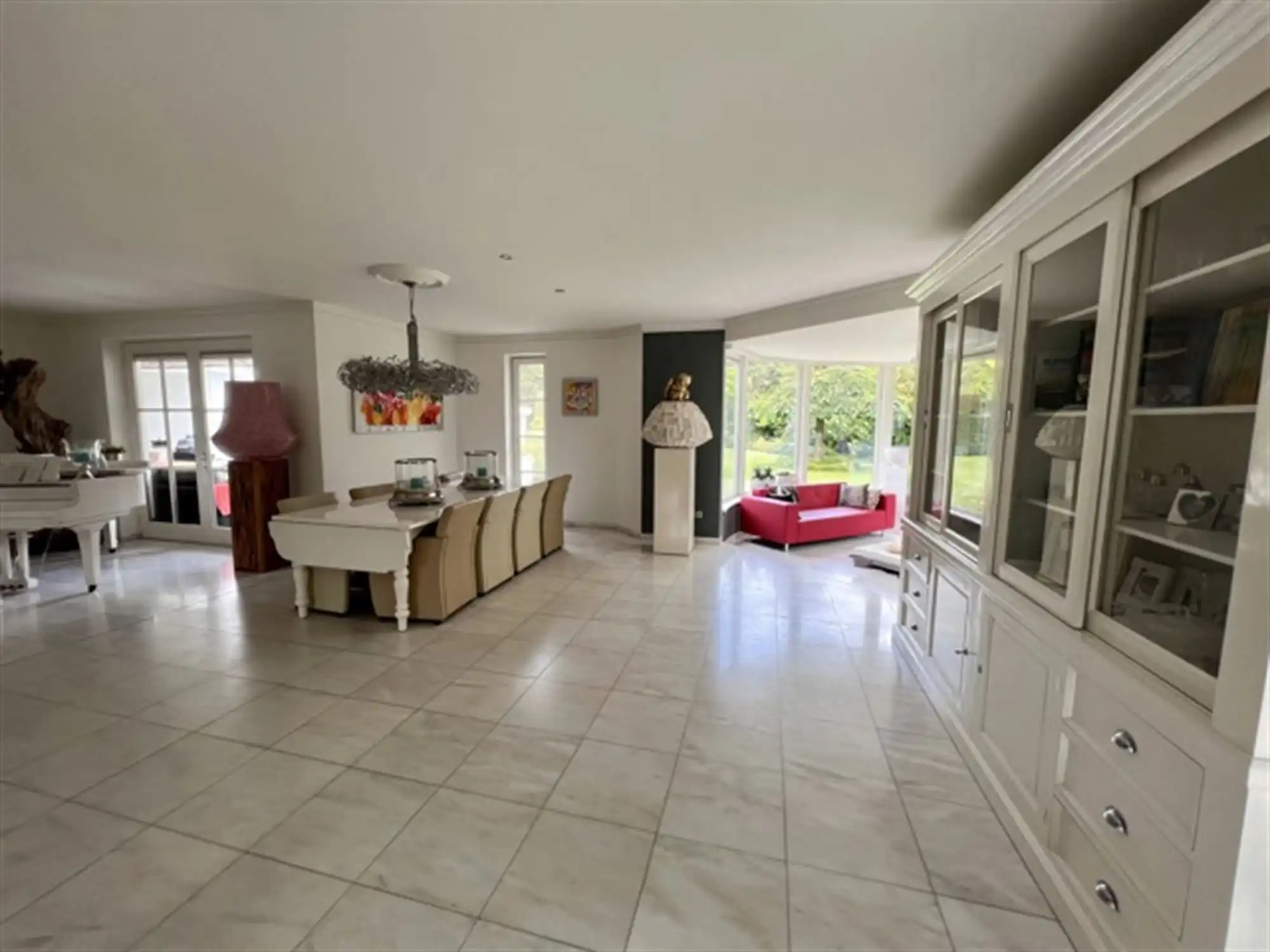 Villa met binnen en buitenzwembad foto 9