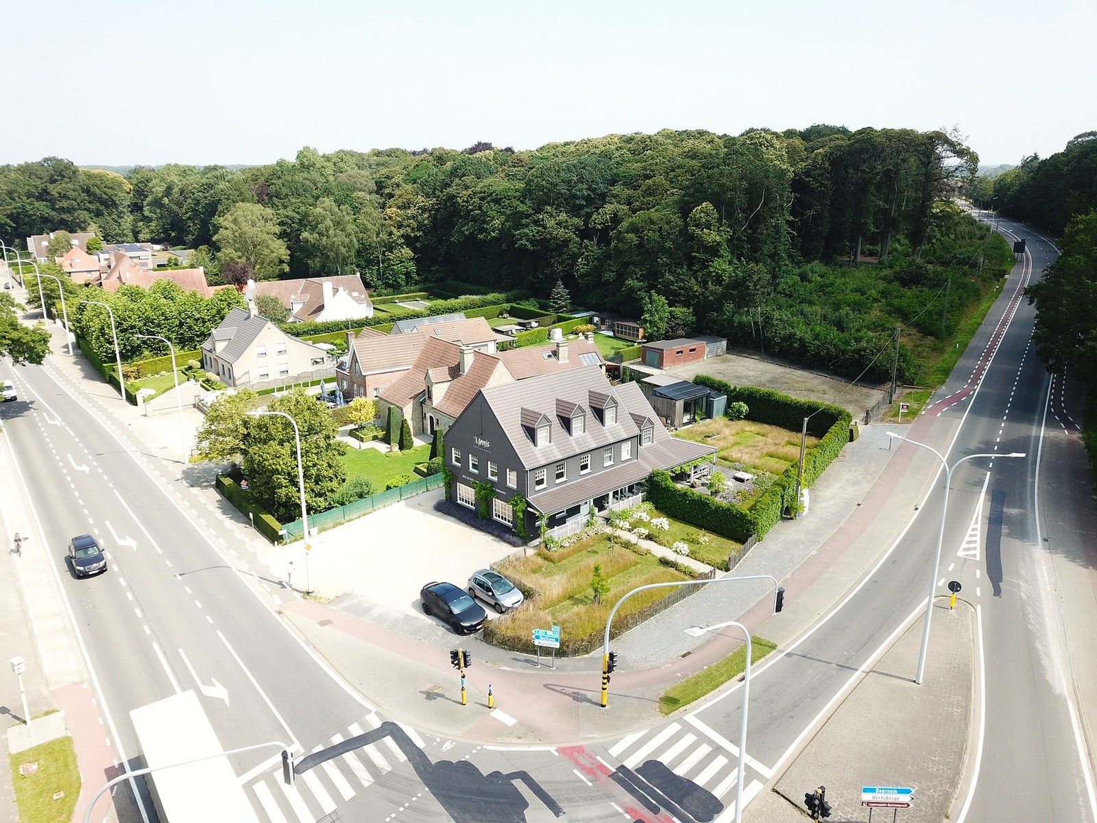 Recent (Bj. 2016) Mi CASA - HANDELSHUIS (538m2), voorzien van grote polyvalente ruimten (vrij beroep, toonzaal, horeca, B&B, ...), 5/6 slaapkamers, 4 badkamers, kelder (114m2), ... Op hoek- en zichtlocatie te Oostkamp. foto 14