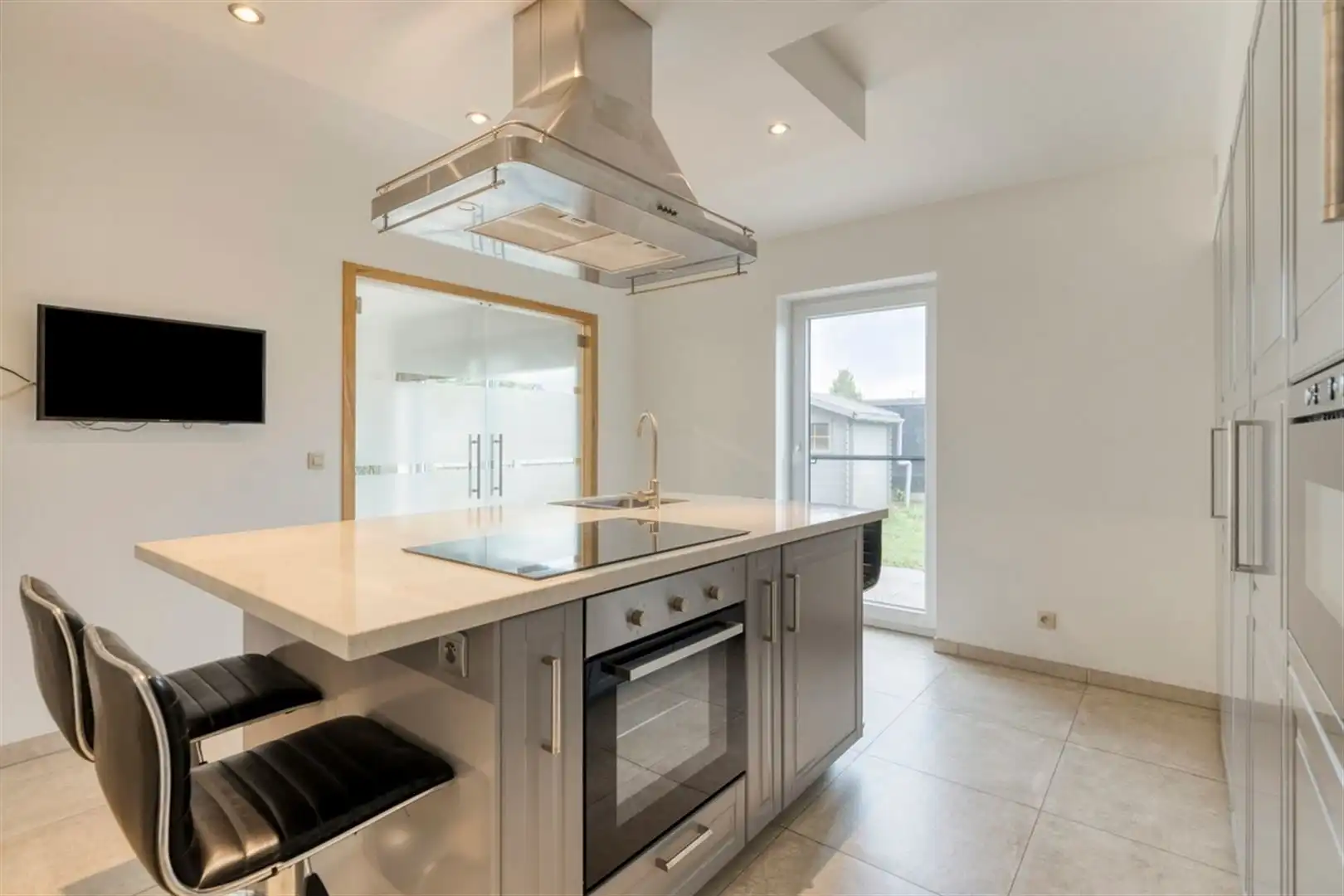Uitzonderlijk ruime en toekomstgerichte woning met een indrukwekkende 358m² bewoonbare opp. EPC-label A. Residentiële woonwijk met winkels, scholen, horeca en andere voorzieningen vlakbij. foto 11