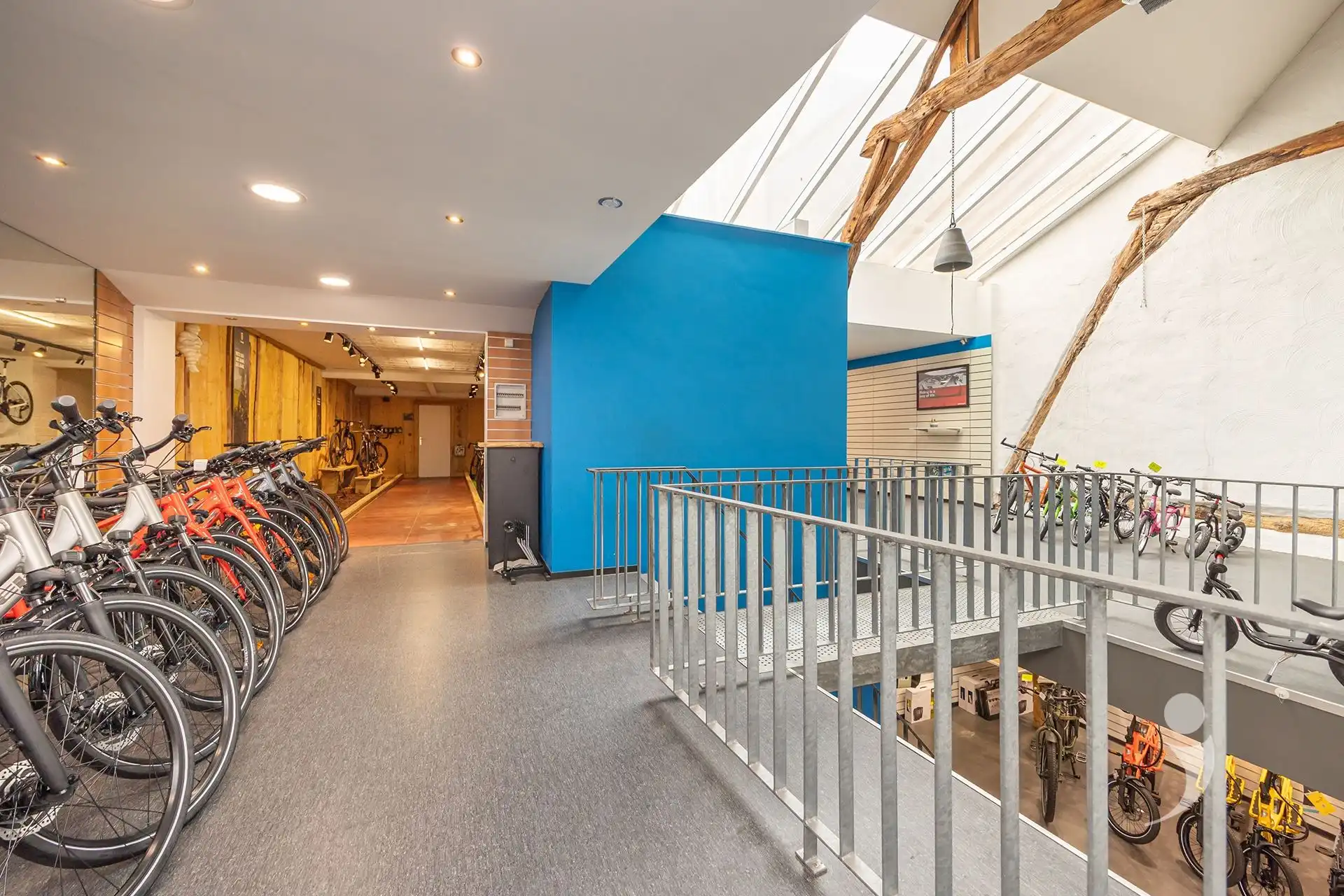 Opbrengsteigendom met 21 kamers, 1 studio en grote handelszaak foto 11