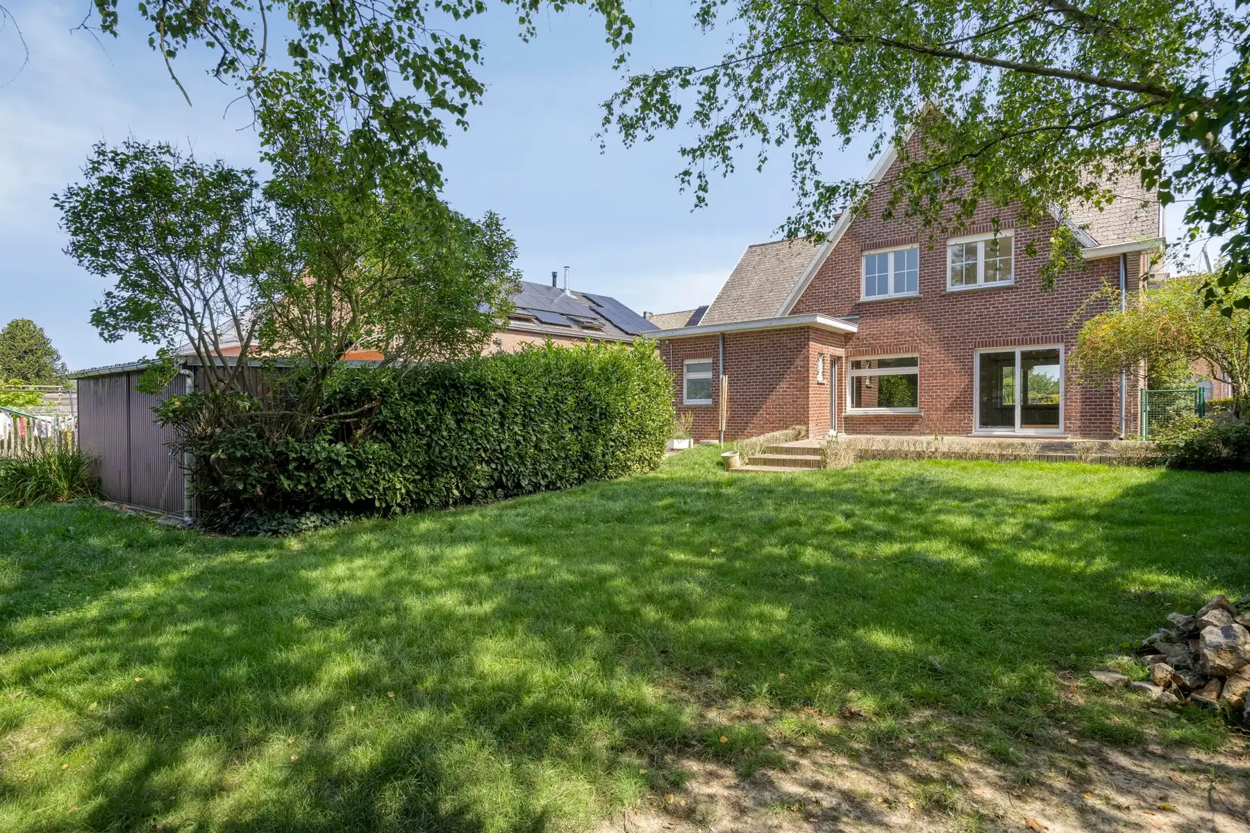 Karaktervolle woning met terras en grote tuin. foto 25