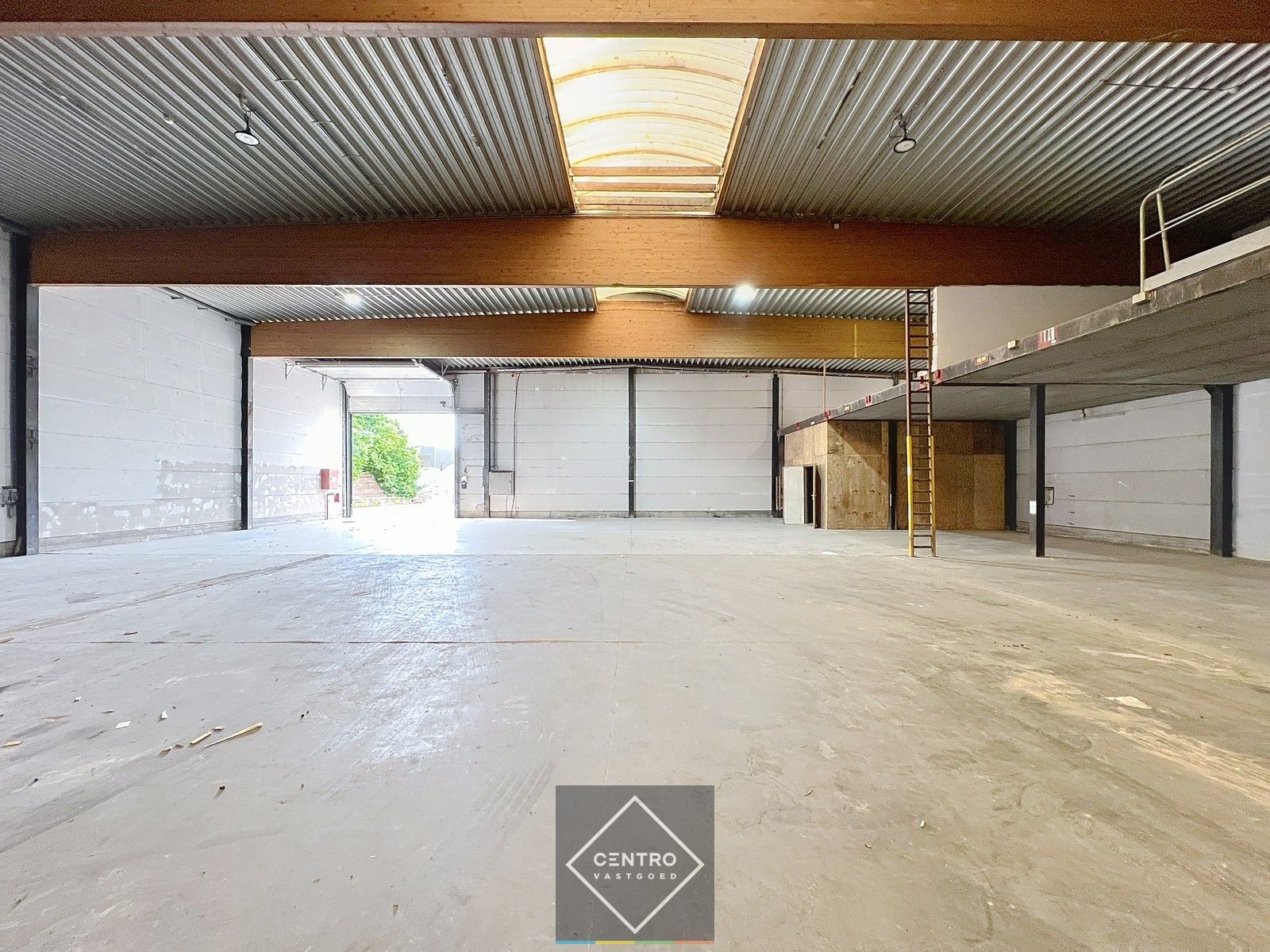Instapklaar magazijn (600 m2) met mezzanine en geïntegreerd kantoor langs de N8 te Elverdinge (Ieper). Ambachten toegestaan ! foto 5