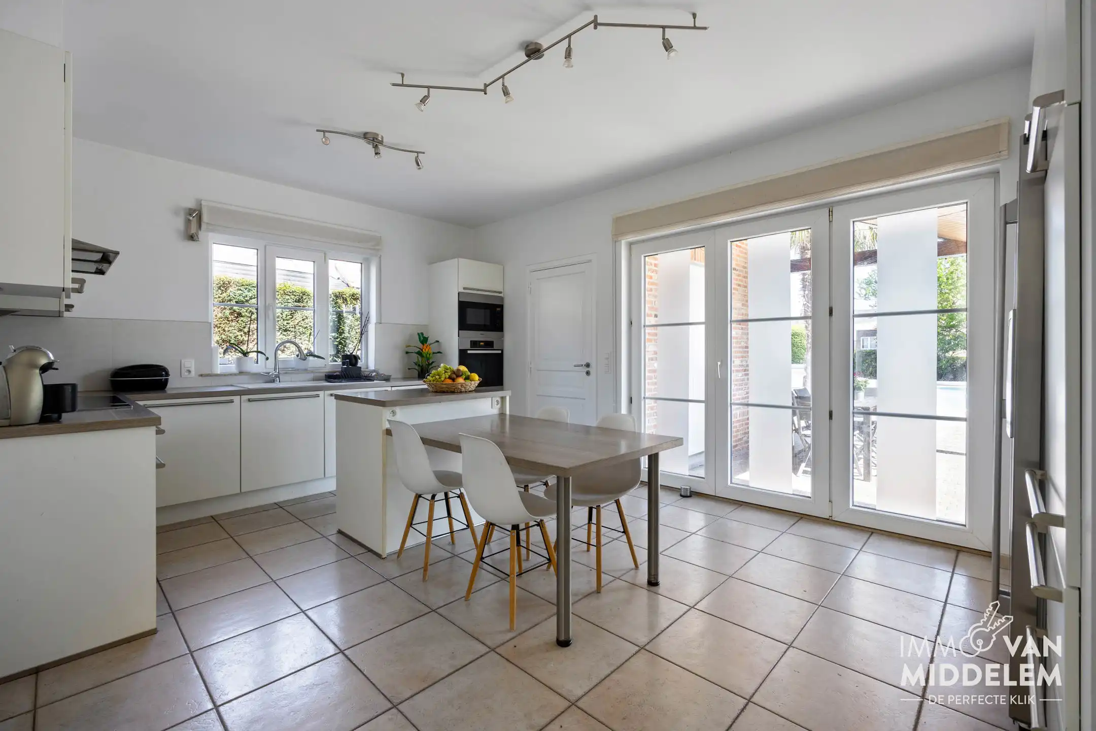 CHARMANTE VILLA MET ZWEMBAD EN VEELZIJDIG BIJGEBOUW foto 8