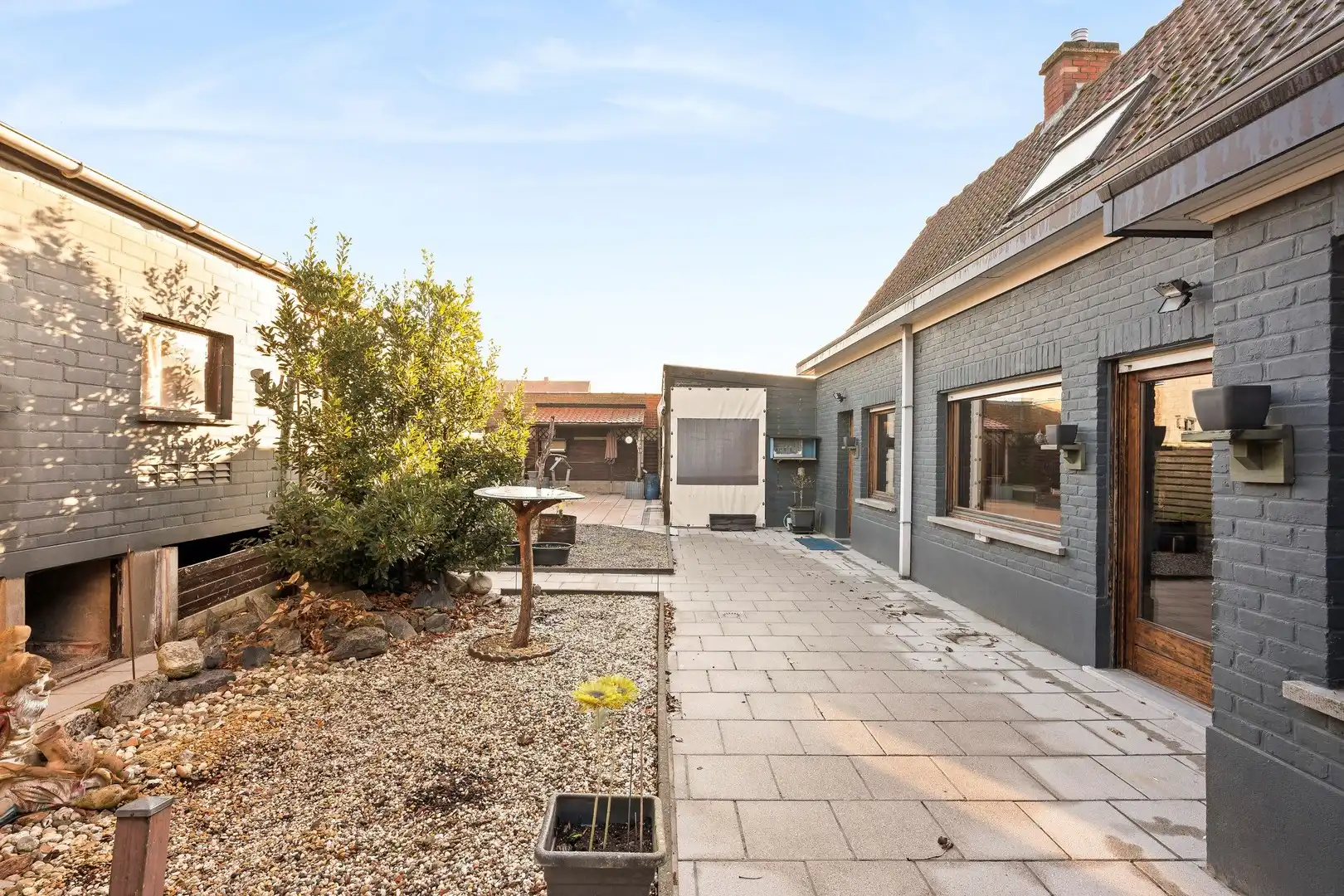 Hoofdfoto van de publicatie: Vrijstaande woning in tweede lijn met 2 kamers op het gelijkvloers en voldoende stockageruimte en gesloten garage van 40m²