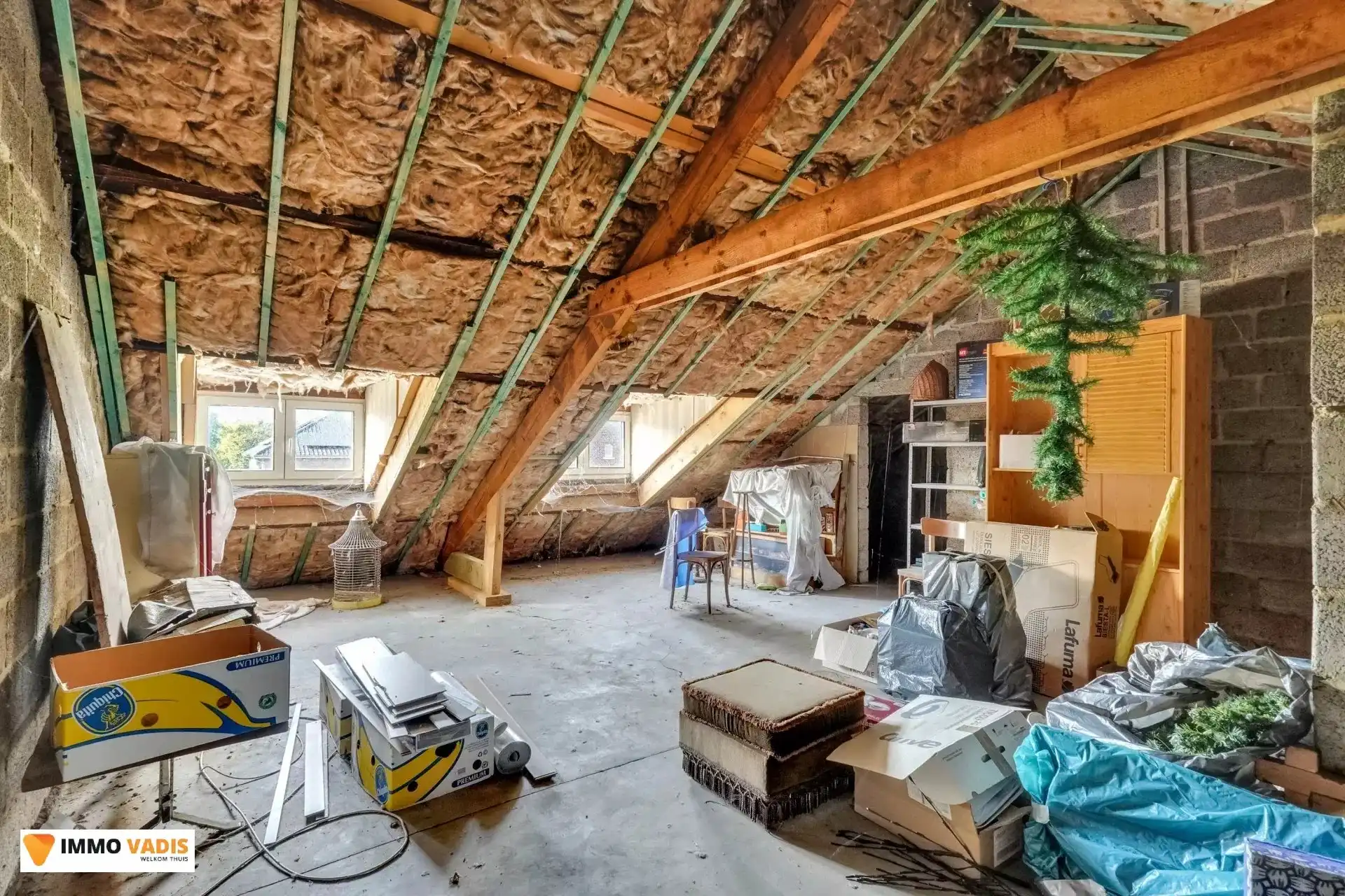 Te koop op lijfrente - Comfortabele villa met drie slaapkamers, twee garages en een magazijn. foto 20