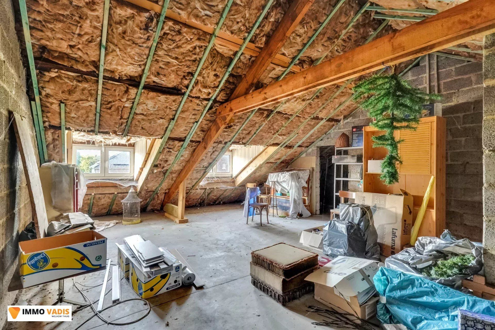 Te koop op lijfrente - Comfortabele villa met drie slaapkamers, twee garages en een magazijn. foto 20