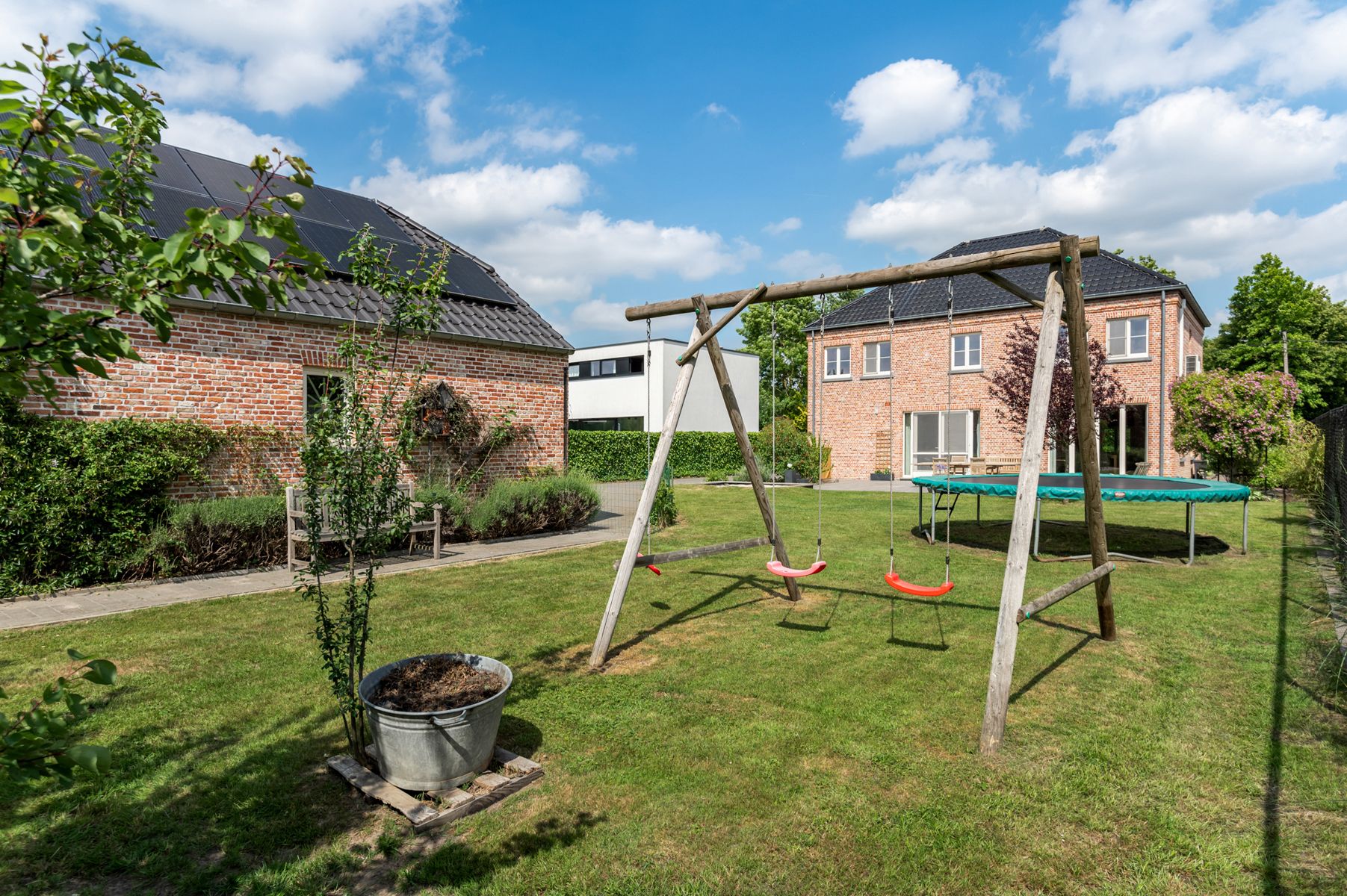 Recente villa met charme op ruime kavel foto 2