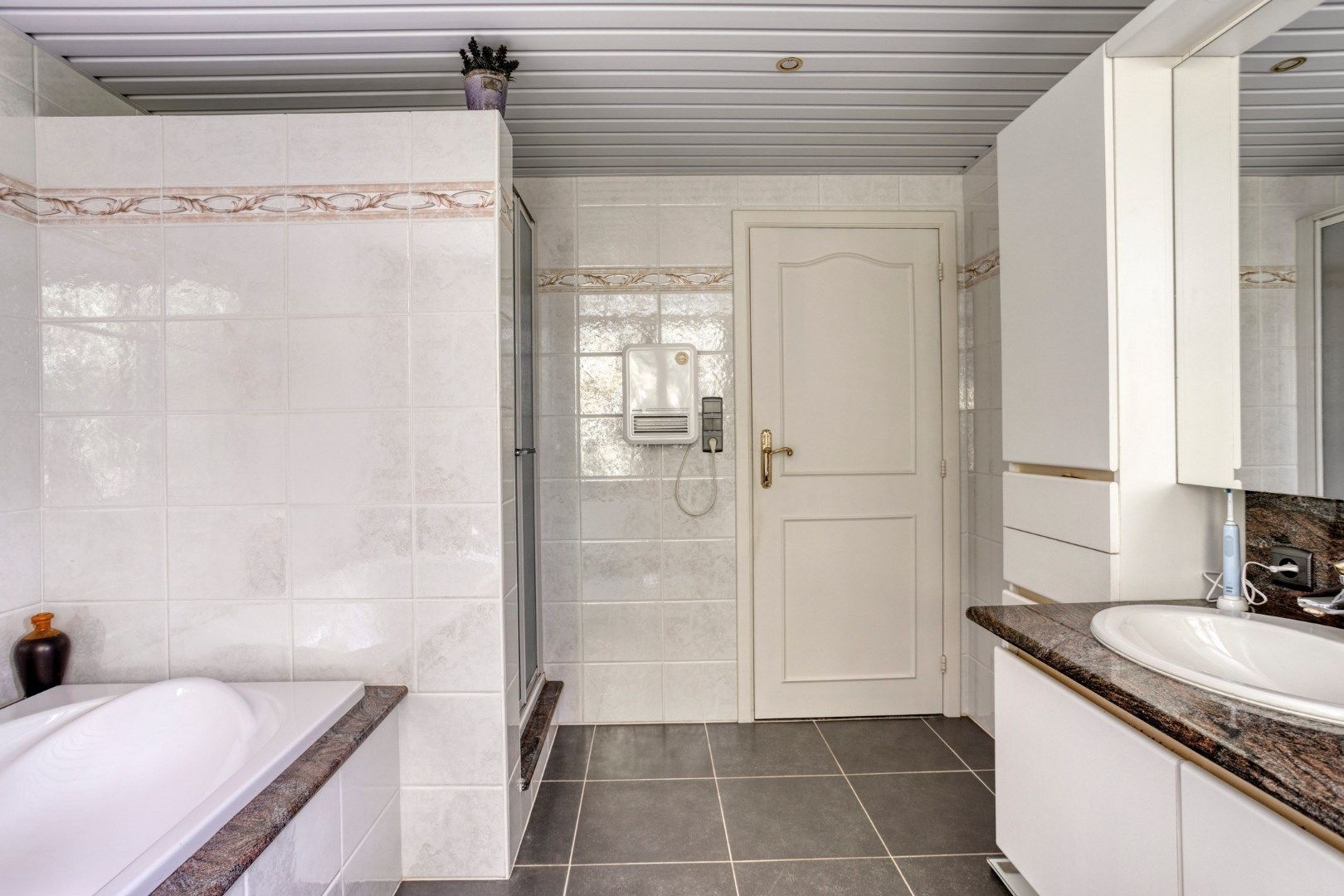 Charmante woning van 256 m2 met 4 slaapkamers te Wommelgem!  foto 14