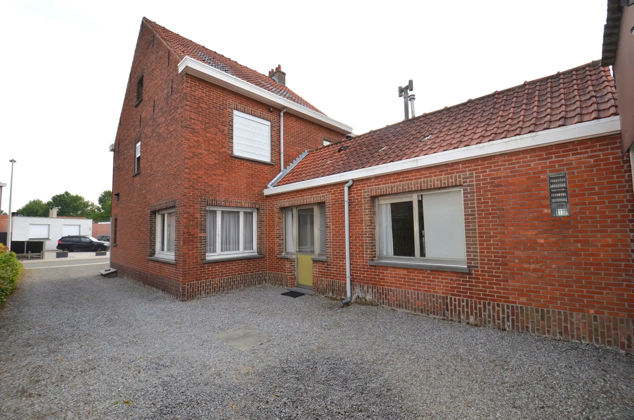 Te renoveren halfopen bebouwing met tuin en ruime garage foto 5