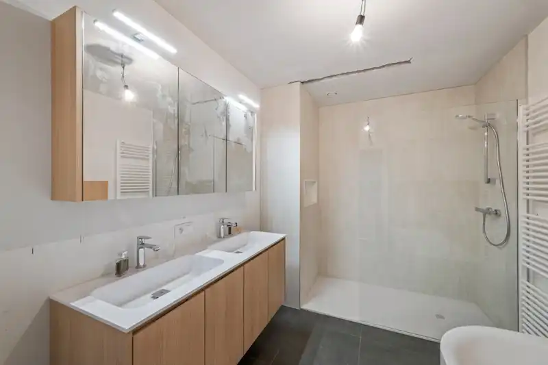 Roeselare nabij Station : Penthouse appartement met 2 slpks en zolder op de derde verdieping van een nieuw gebouwde Residentie genaamd "Residentie Arena" opp 110 m² foto 3