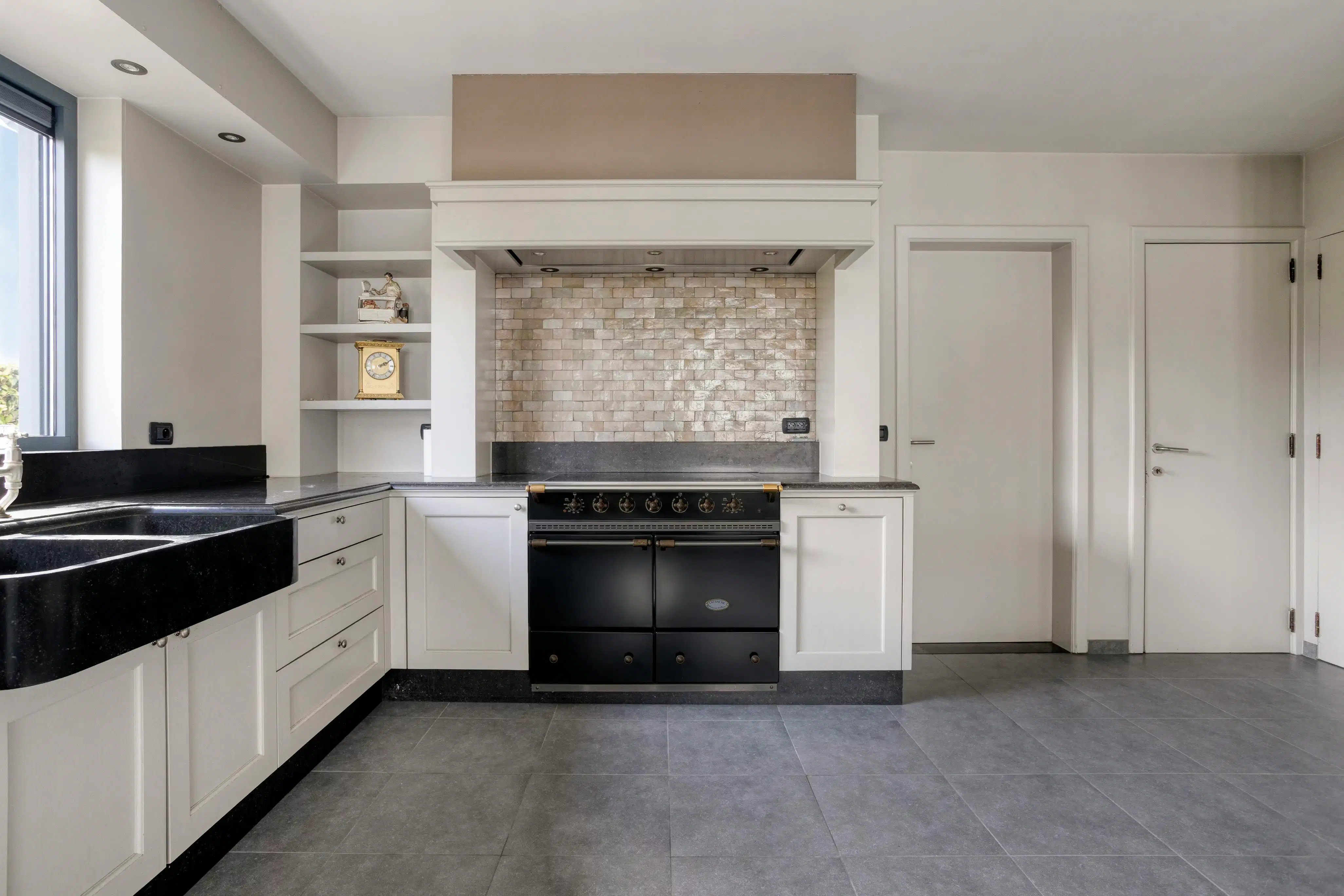 Ruime eigendom met woning, loods en extra bouwgrond foto 7