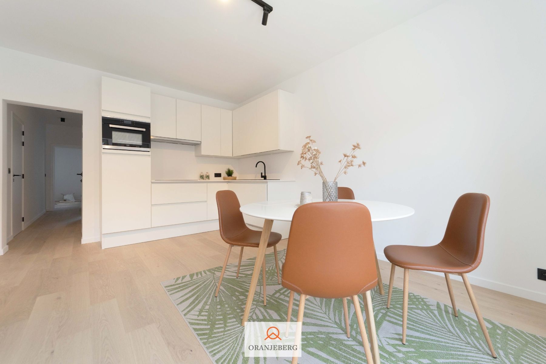 Lichtrijk en gerenoveerd 2 slpk appartement met terras foto 11