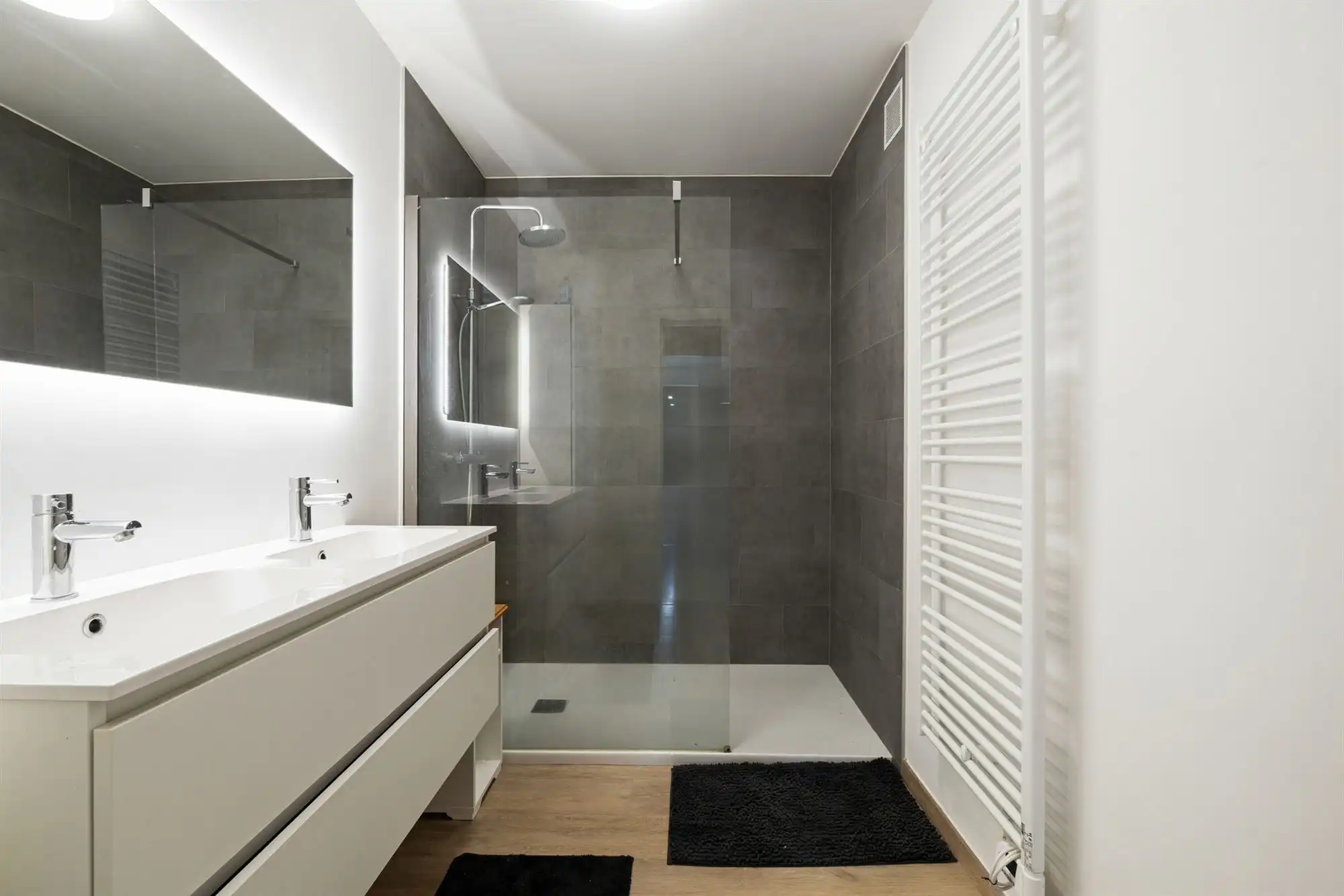 Mooi strak gelijkvloers appartement met 3 slaapkamers, tuin, inclusief garage en carport, EPC A foto 8