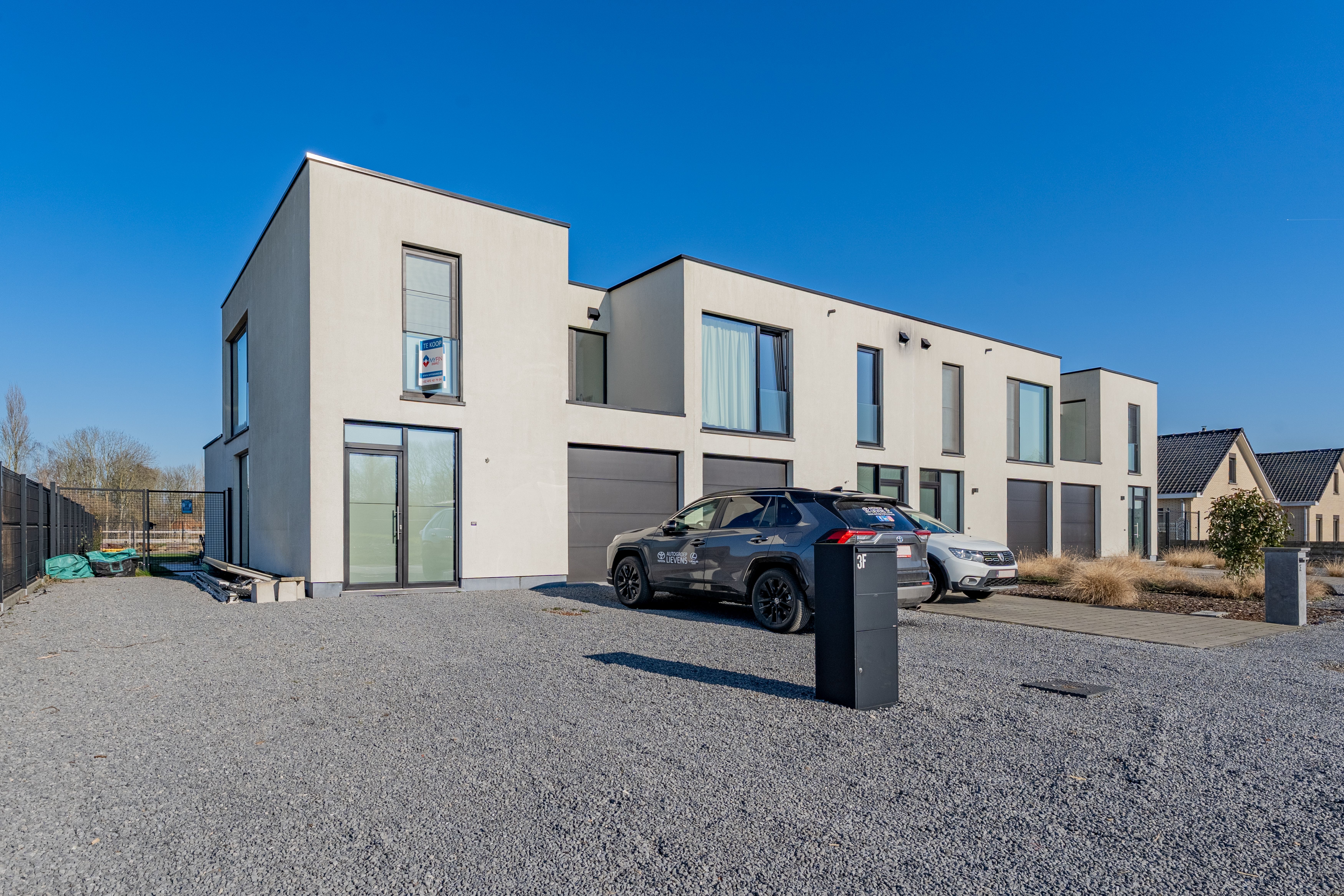 Halfopen bebouwing met inpandige garage en ruime tuin foto 13