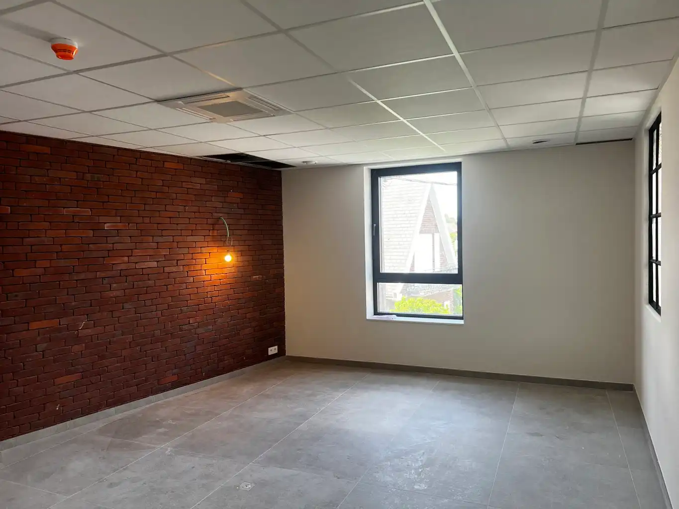Kantoor met polyvalente ruimte, 4 burelen, vergaderzaal foto 8