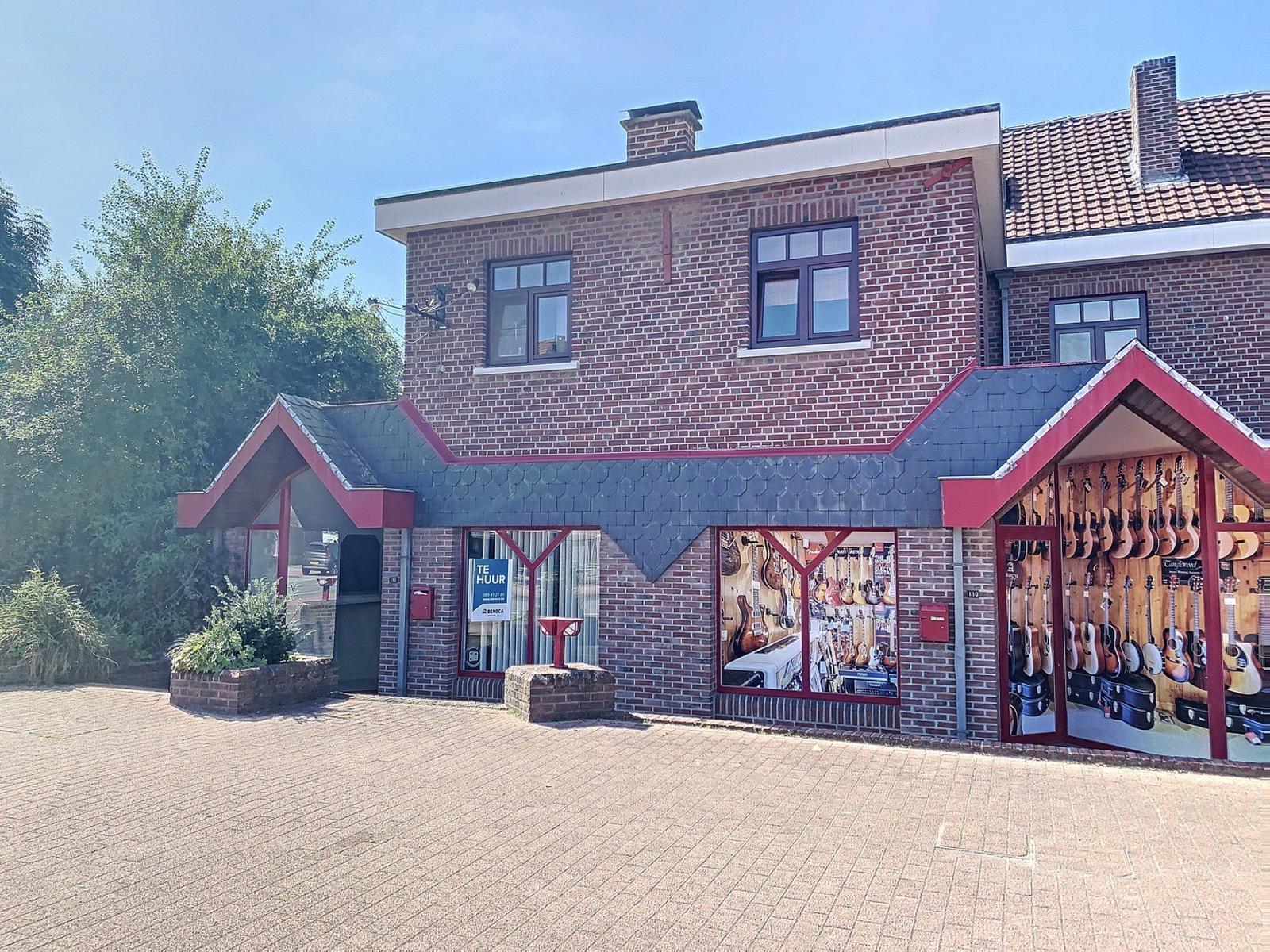 Centraal gelegen handelszaak van ± 67 m² in hartje Maaseik.  foto {{pictureIndex}}
