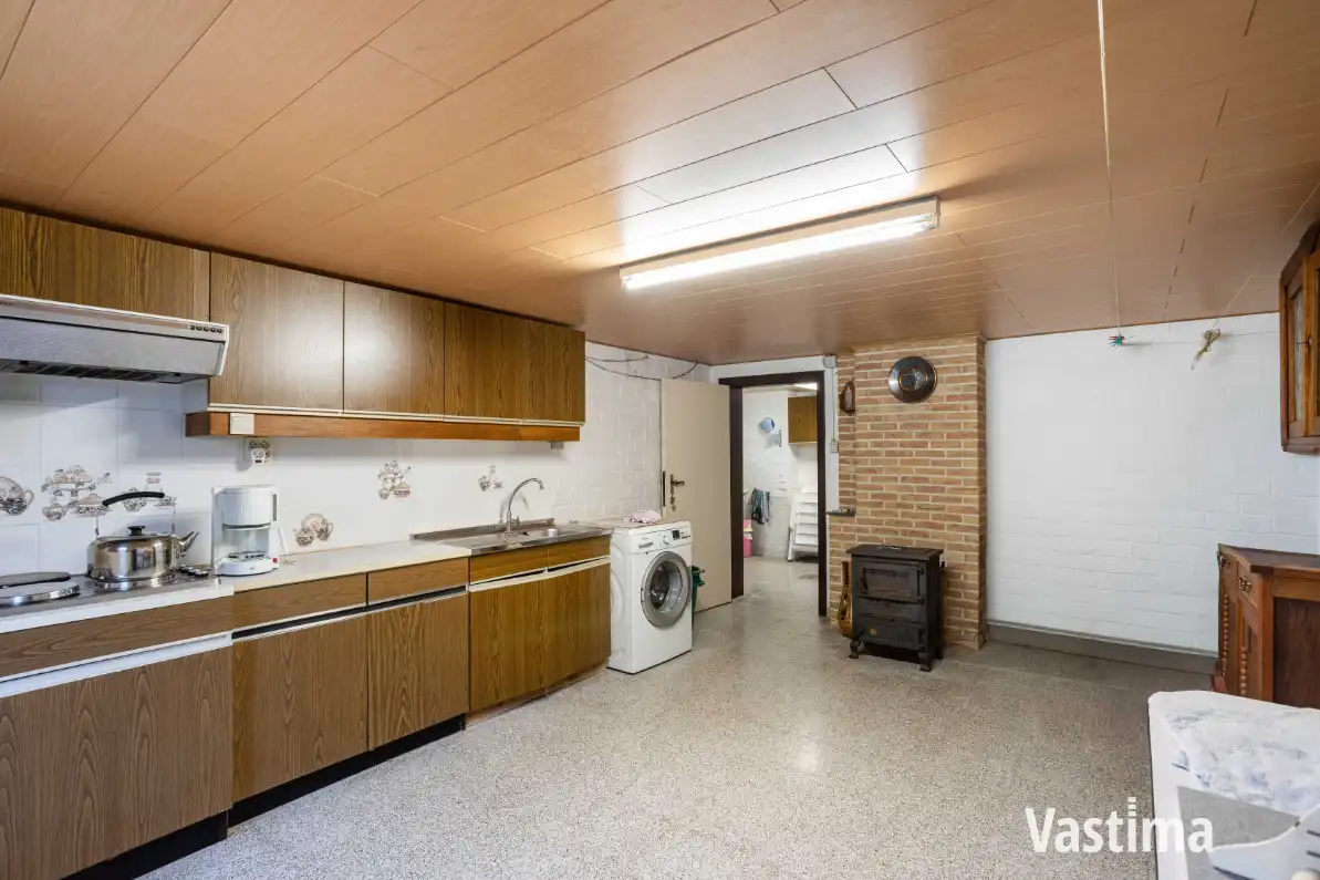 Rustig gelegen halfopen woning met dubbele garage en veel potentieel foto 15