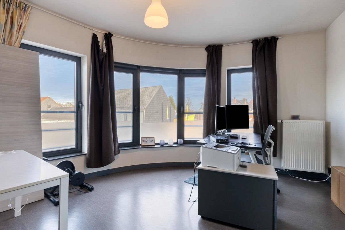 Sterk visueel gelegen kantoorgebouw met 3 standplaatsen en groot bovenliggend appartement met 6% bruto rendement. foto 17