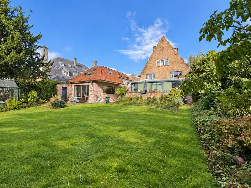 Klassevolle villa met royale ruimtes en mooie tuin in een residentiële buurt foto 4