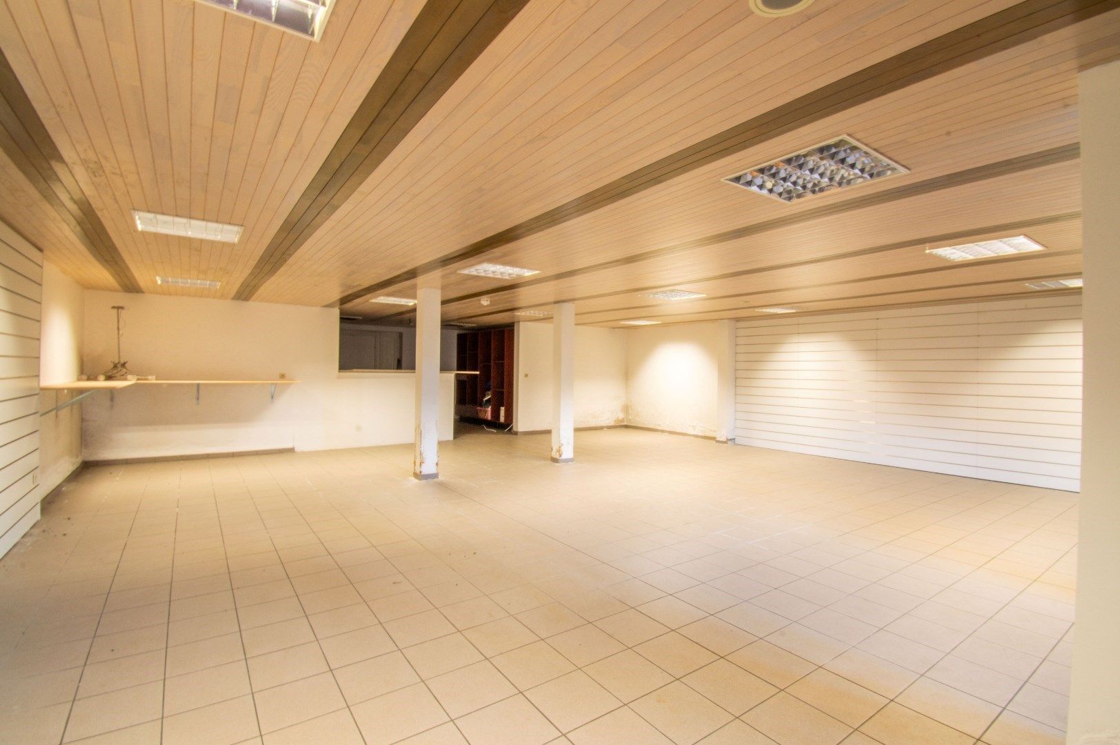 Zéér ruim (475m²) handelspand te centrum Sint-Pieters-Leeuw! foto 14