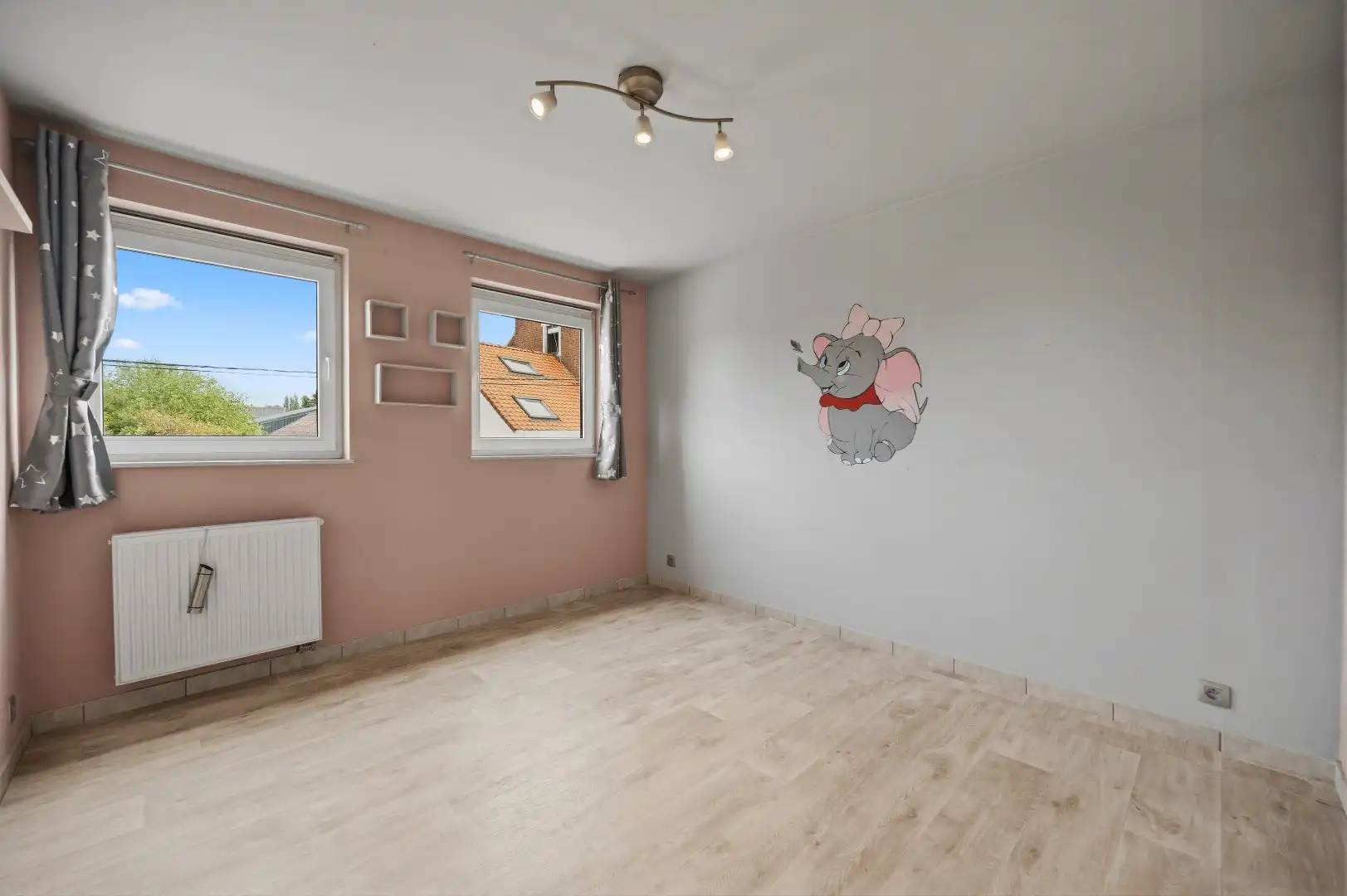 Instapklare rijwoning uit 2009 met 3 slpks, zonnig terras, tuin en 2 autostaanplaatsen foto 4