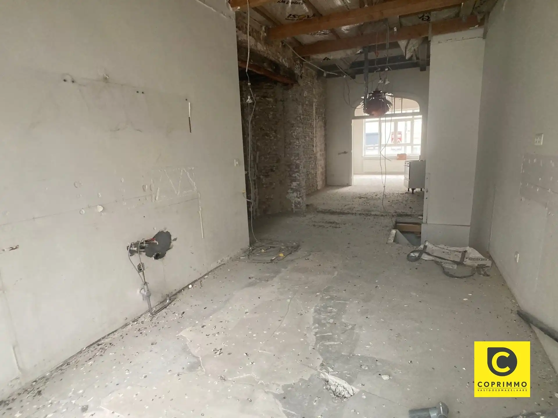 Te renoveren souterrain met stadskoer, achterhuis en garage op 't Zuid! foto 4