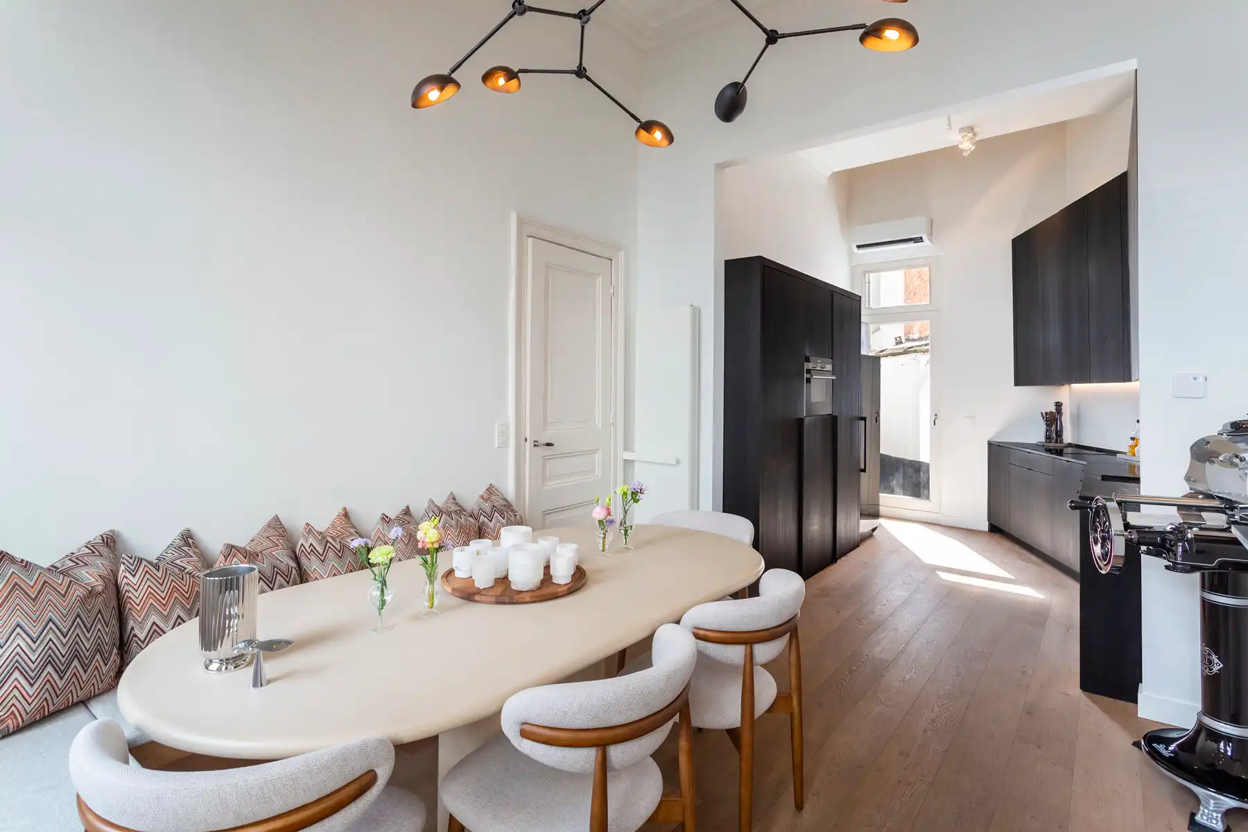 Karaktervolle herenwoning op gegeerde locatie in Berchem foto {{pictureIndex}}