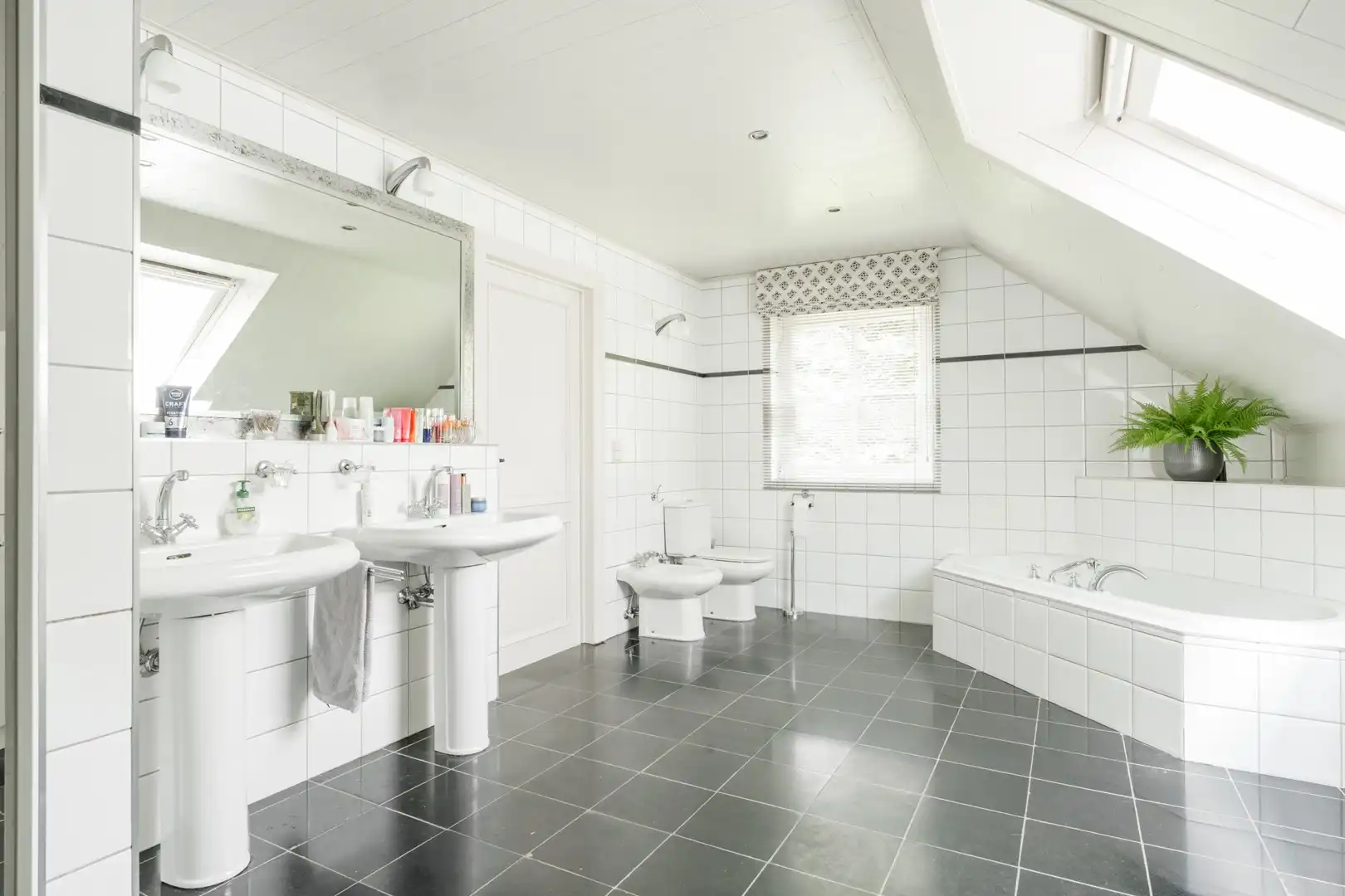 Charmante & sfeervolle, instapklare, energiecorrecte (EPC B) villa-landhuis met 5 slaapkamers, 3 badkamers, bureau én dubbele garage. foto 54