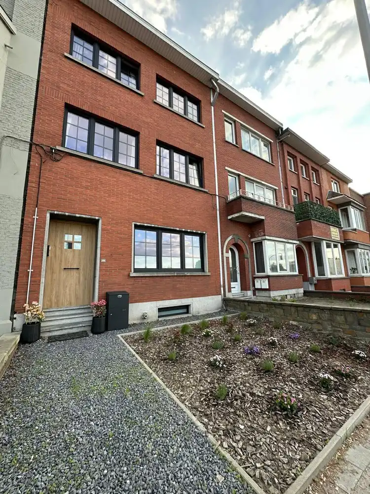 Volledig gerenoveerde stadswoning met 4 slpks, 2 badk. en privéparking. foto {{pictureIndex}}