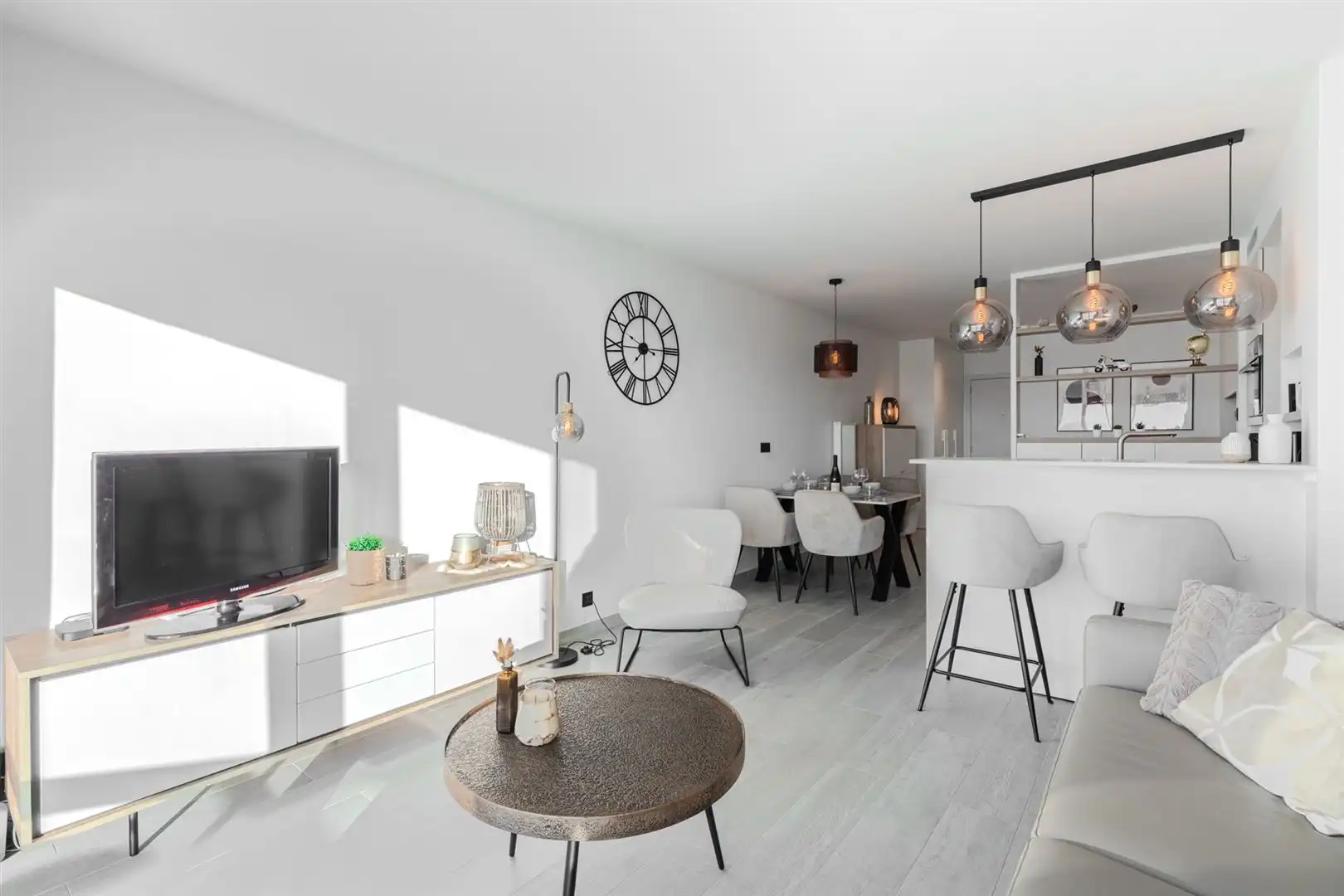 Moderne studio met frontaal zeezicht foto 33