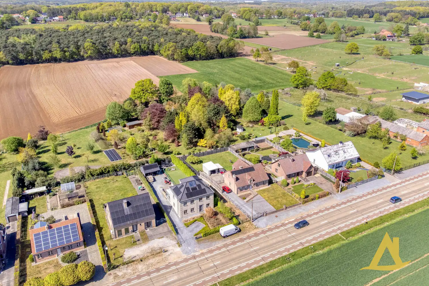 EXCLUSIEVE VILLA MET PARKTUIN EN ZWEMVIJVER OP EEN PERCEEL VAN 1HA 5A 16CA! foto 79