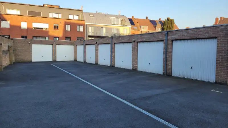 Garage te huur foto {{pictureIndex}}