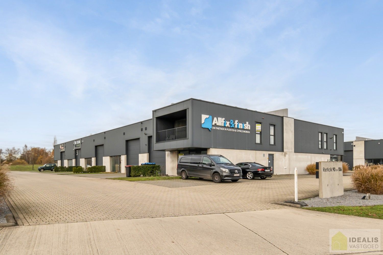 INSTAPKLAAR APPARTEMENT MET MAGAZIJN/KANTOOR OP BEDRIJVENTERREIN DE RIETKOLK!! Dit instapklare pand bestaat uit een hal/opslag van +-100m², met bureel/keuken en een aparte inkom voor het woongedeelte. Het appartement omvat een ruime woonkamer met uitgeruste keuken, 2 slaapkamers, badkamer, bergruimte en waskamer. Het pand leent zich perfect als kantoorlocatie met opslag in combinatie met wonen. foto {{pictureIndex}}