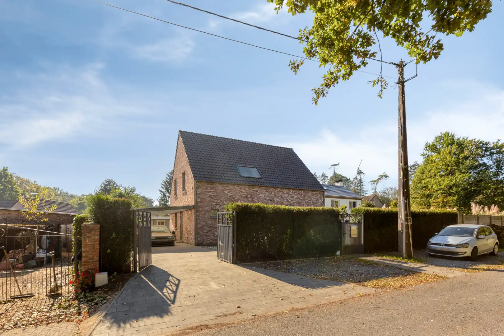 Vrijstaande woning van 2015 met 3 slaapkamers, volledige kelder en zuidgerichte tuin in Schilde. foto {{pictureIndex}}