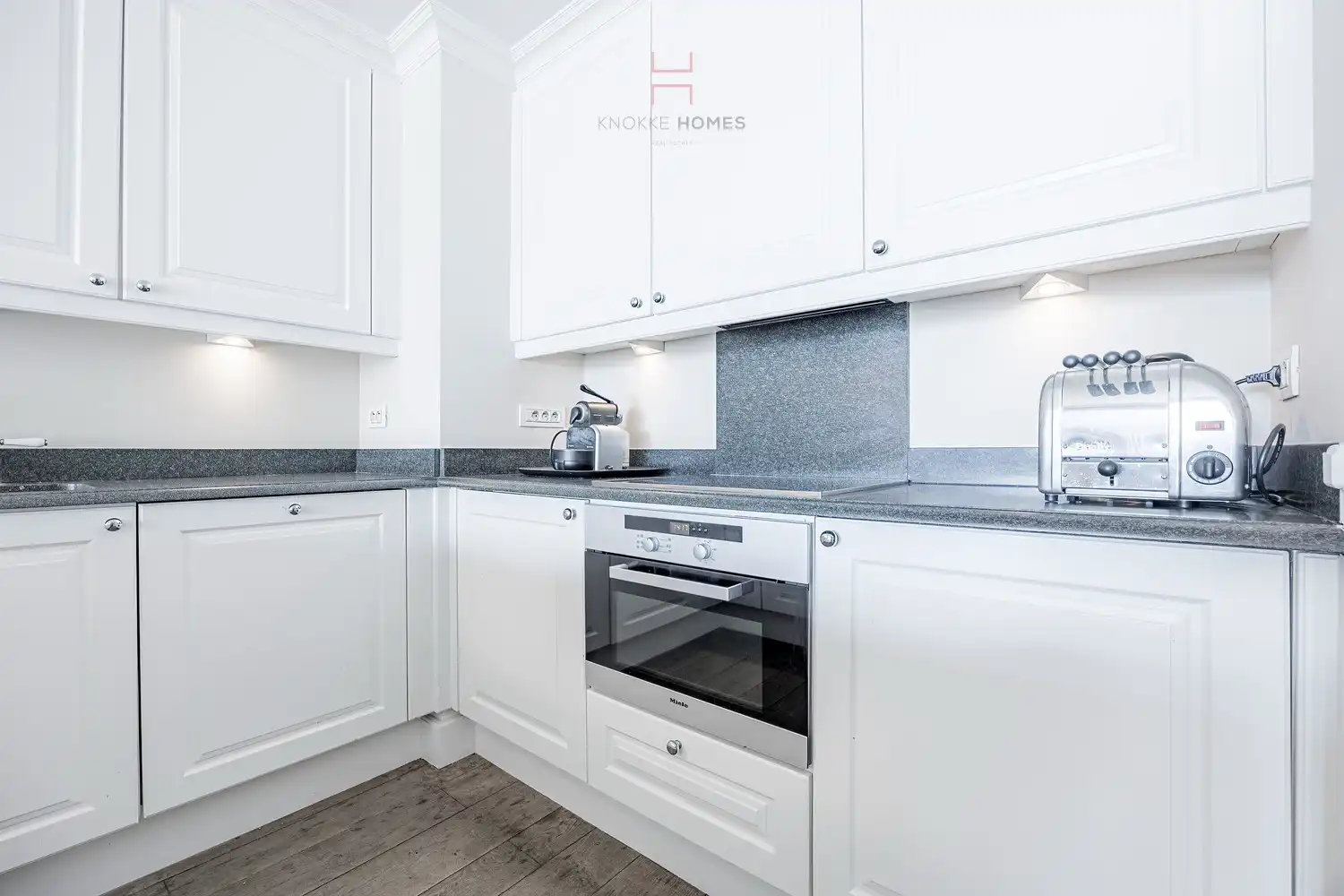 Gemeubeld appartement met frontaal zicht over het Van Bunnenplein en de zee. foto 6