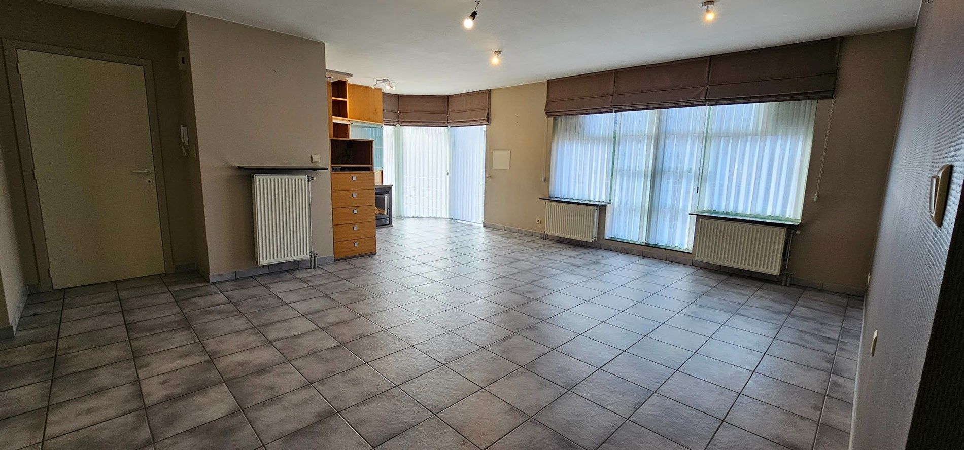 Ruim appartement met terras, lift en 2 slaapkamers in Sint-Eloois-Winkel - Energielabel B, EPC-waarde 128.00 - inclusief parkeerplaats foto 3