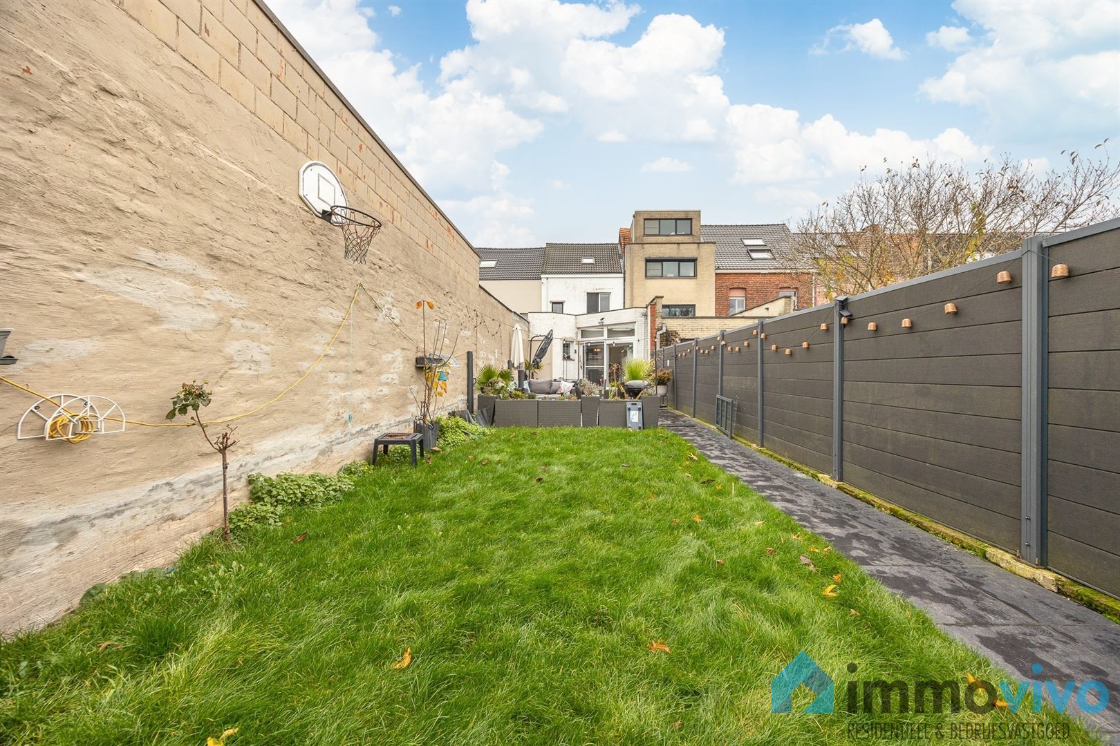 Instapklare woning met 4 slaapkamers, grote tuin en garage. foto 16