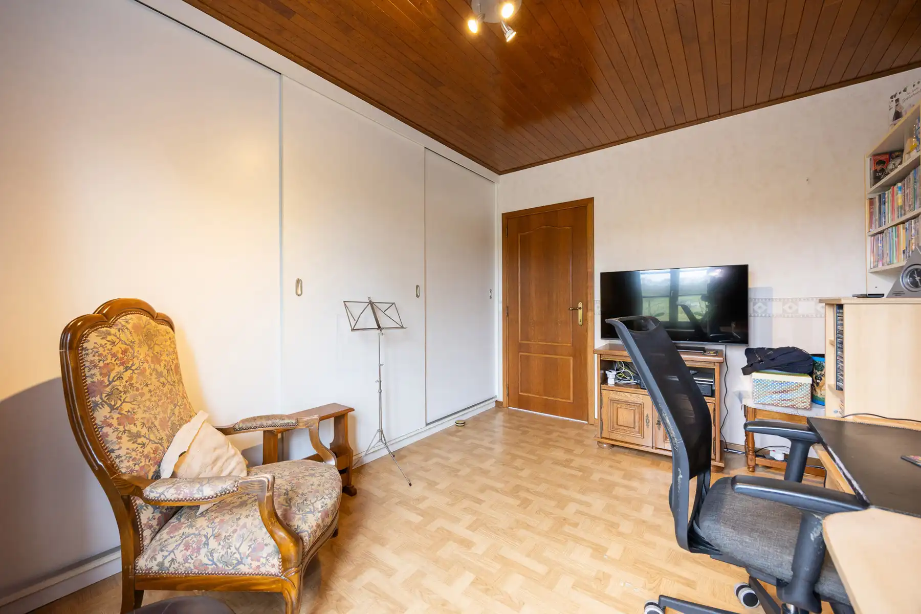Rustig gelegen gezinswoning met 5 slaapkamers op een perceel van 1.782m². foto 7